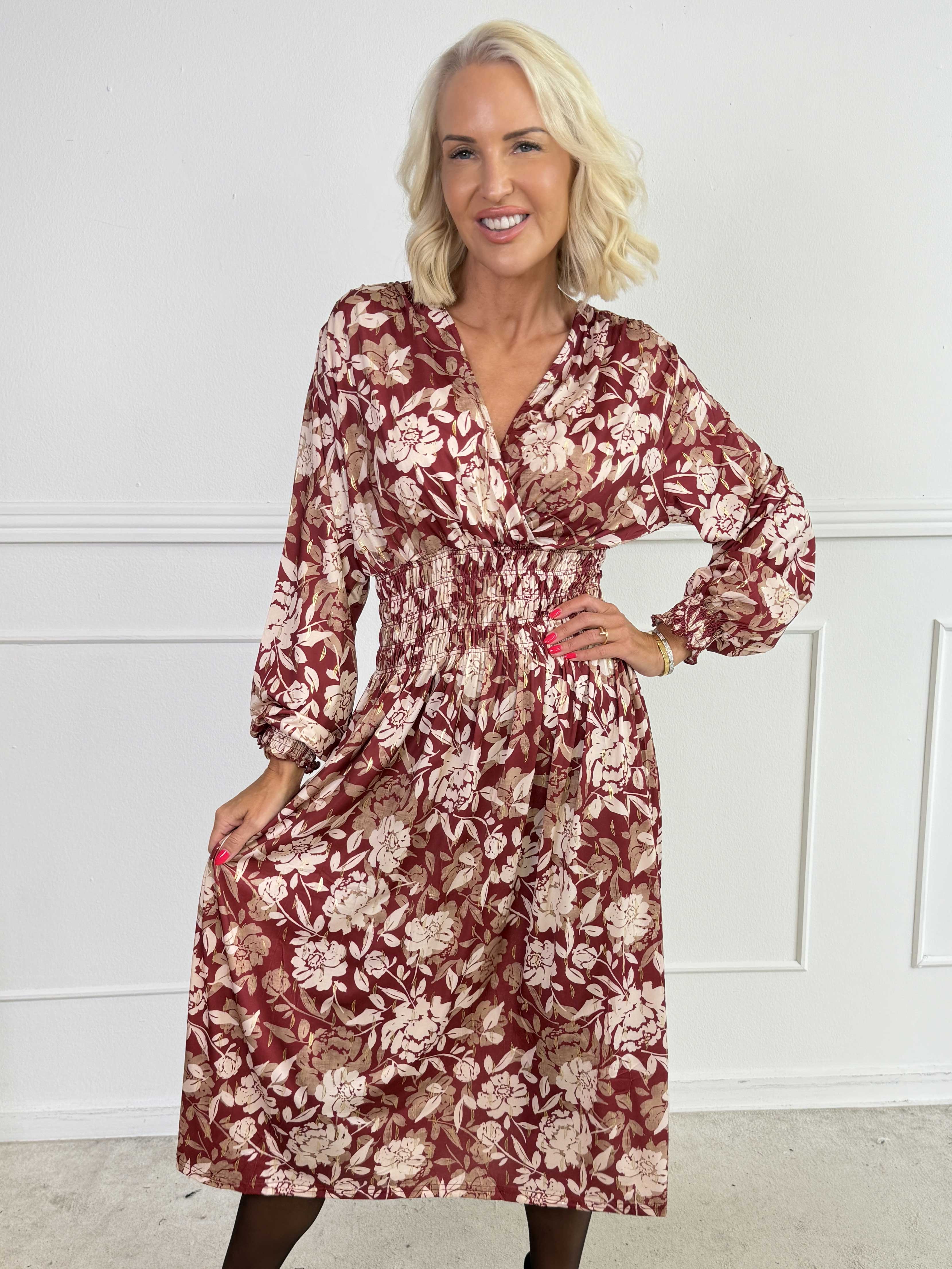 Pams Aroma Midi L/S - Elastisk kjole i blomsterprint med elegante gulddetaljer