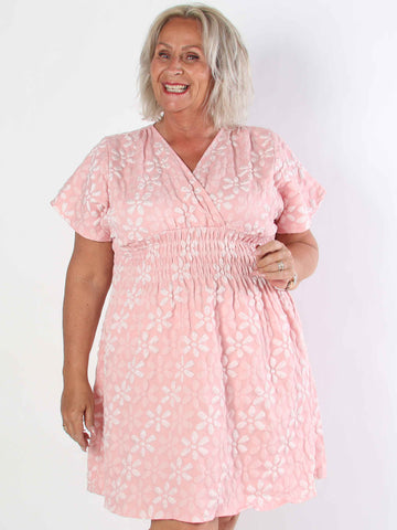 Pams Bloom Short - Feminin plus size klänning med blomstermotiv