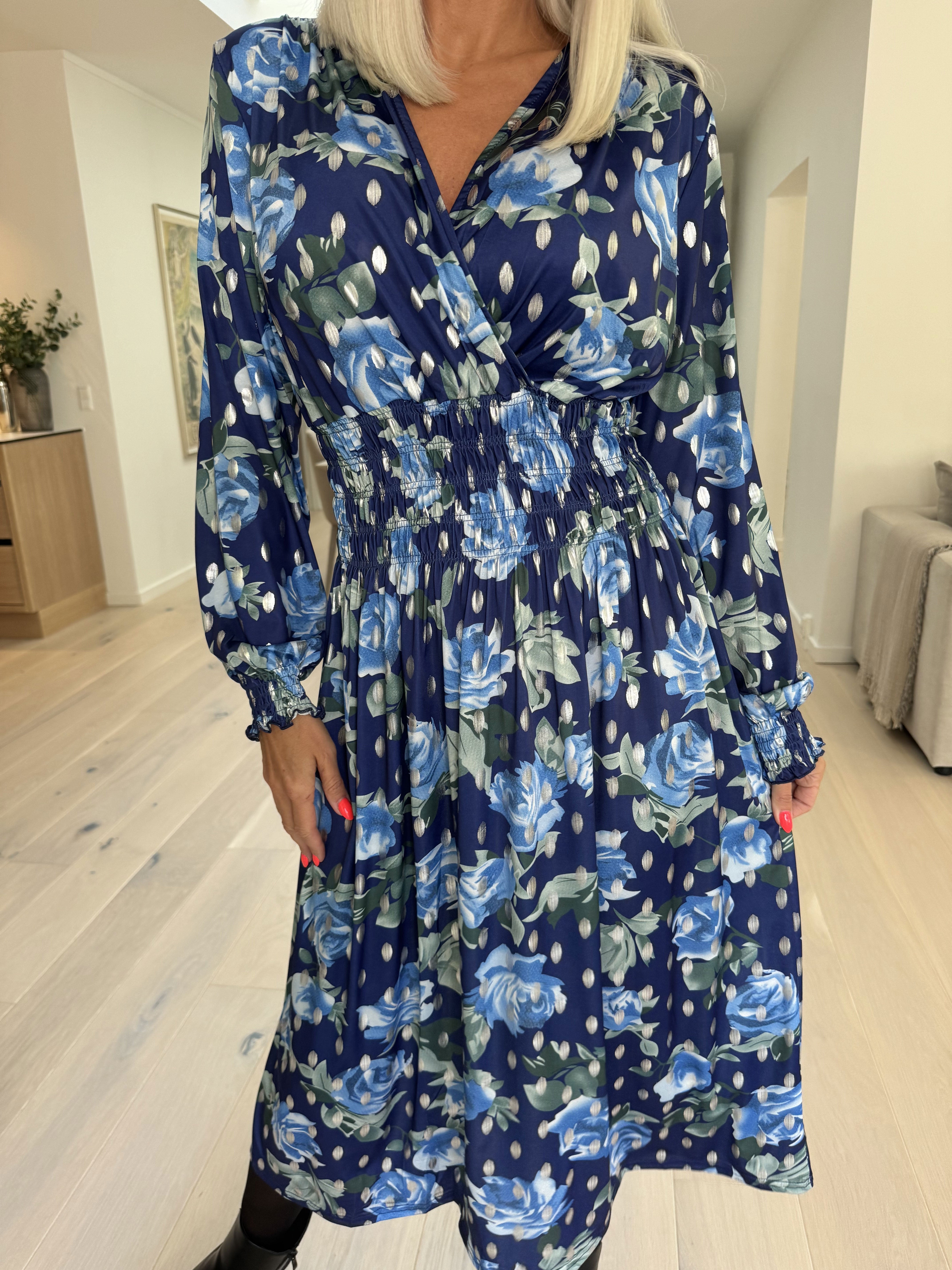 Pams Blossom Midi L/S - Elastisk klänning i skrynkelfritt tyg med silverprickar