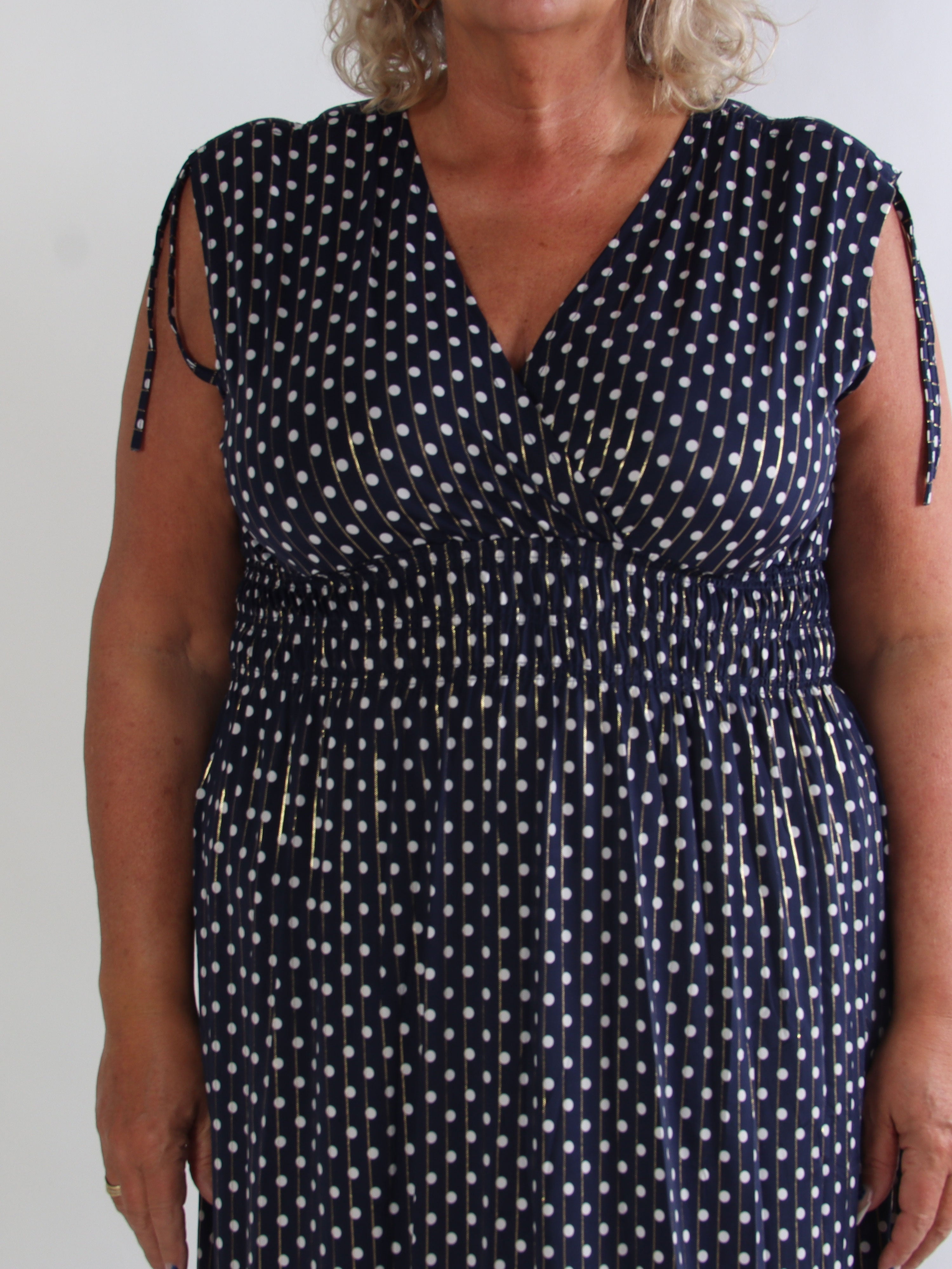 Pams Dot Midi N/S - Elastisk plus size kjole med prikker og smock i livet