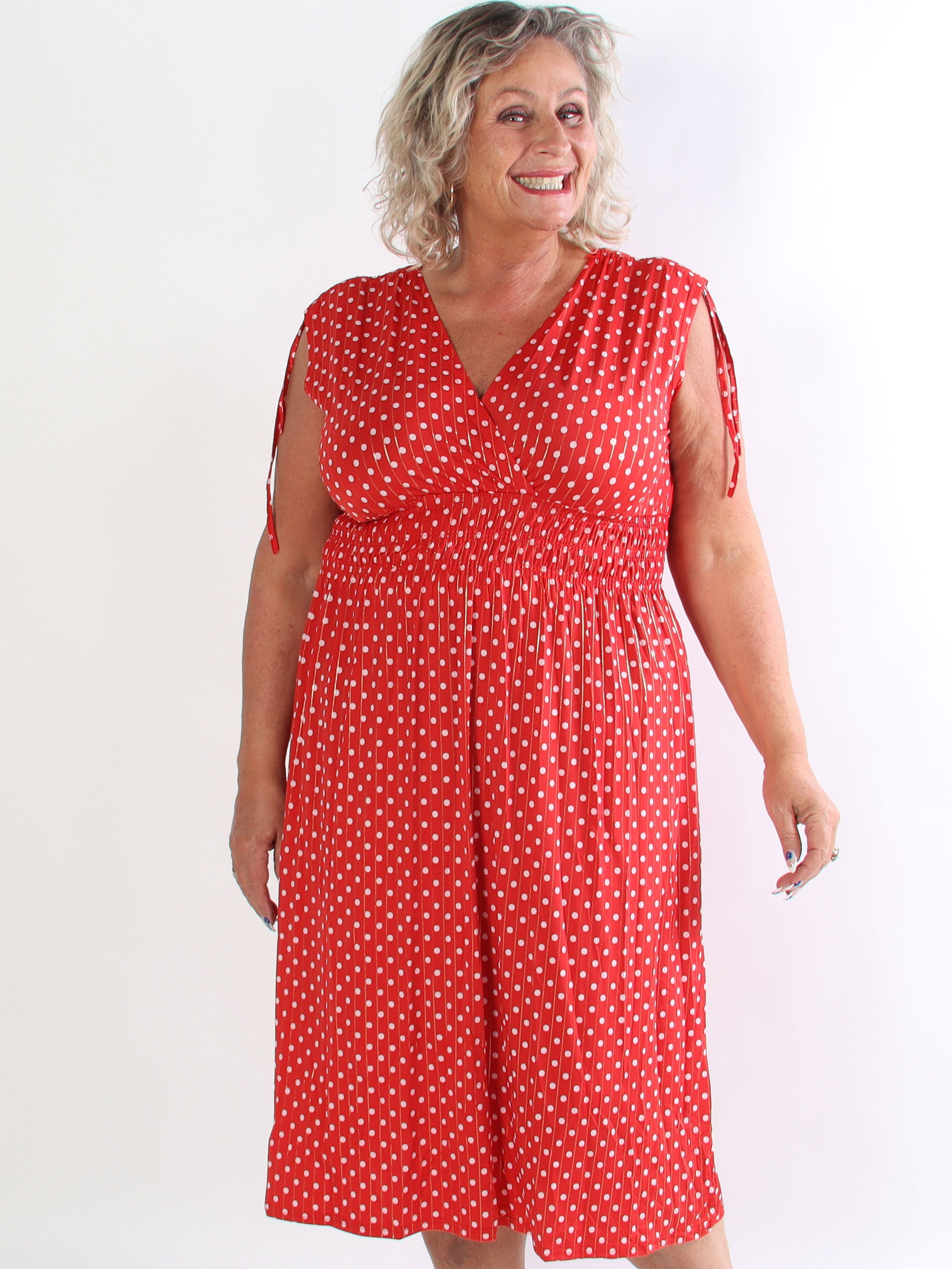 Pams Dot Midi N/S - Elastisk plus size kjole med prikker og smock i livet