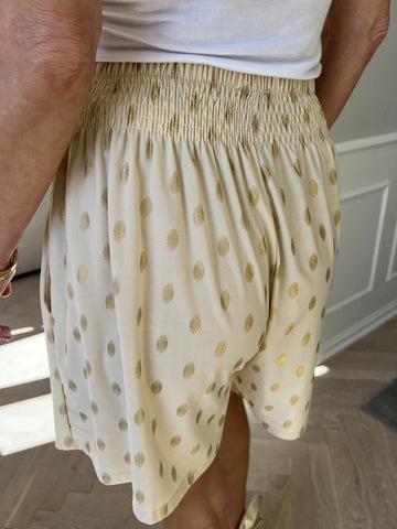 Pams Dot Shorts - Löst sittande shorts i stretchigt tyg med guldprickar