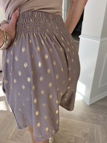 Pams Dot Shorts - Löst sittande shorts i stretchigt tyg med guldprickar