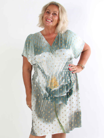 Pams Field Short - Kort elastisk plus size kjole med blomstermotiv og guld dutter