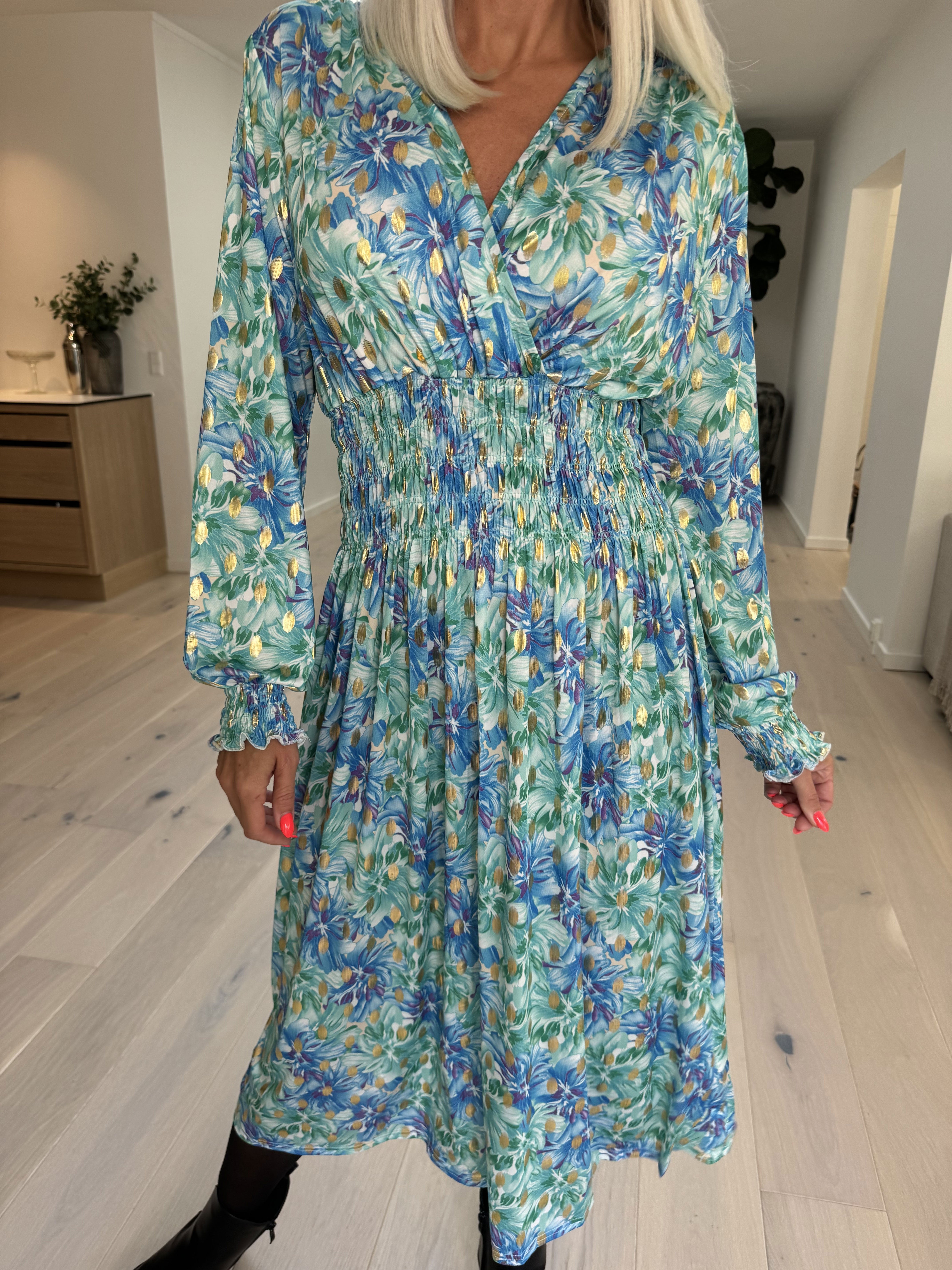 Pams Floral Midi L/S - Klänning med resår i skrynkelfritt tyg