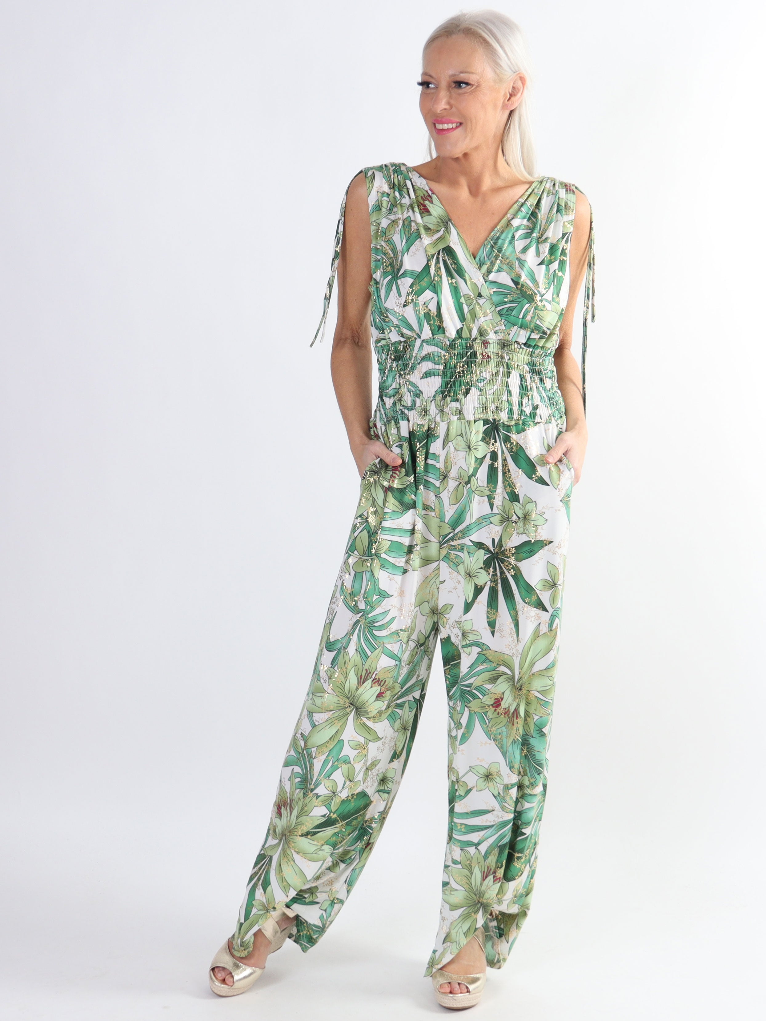 Pams Jumpsuit N/S - Jumpsuit med resår och bladmönster i stora storlekar