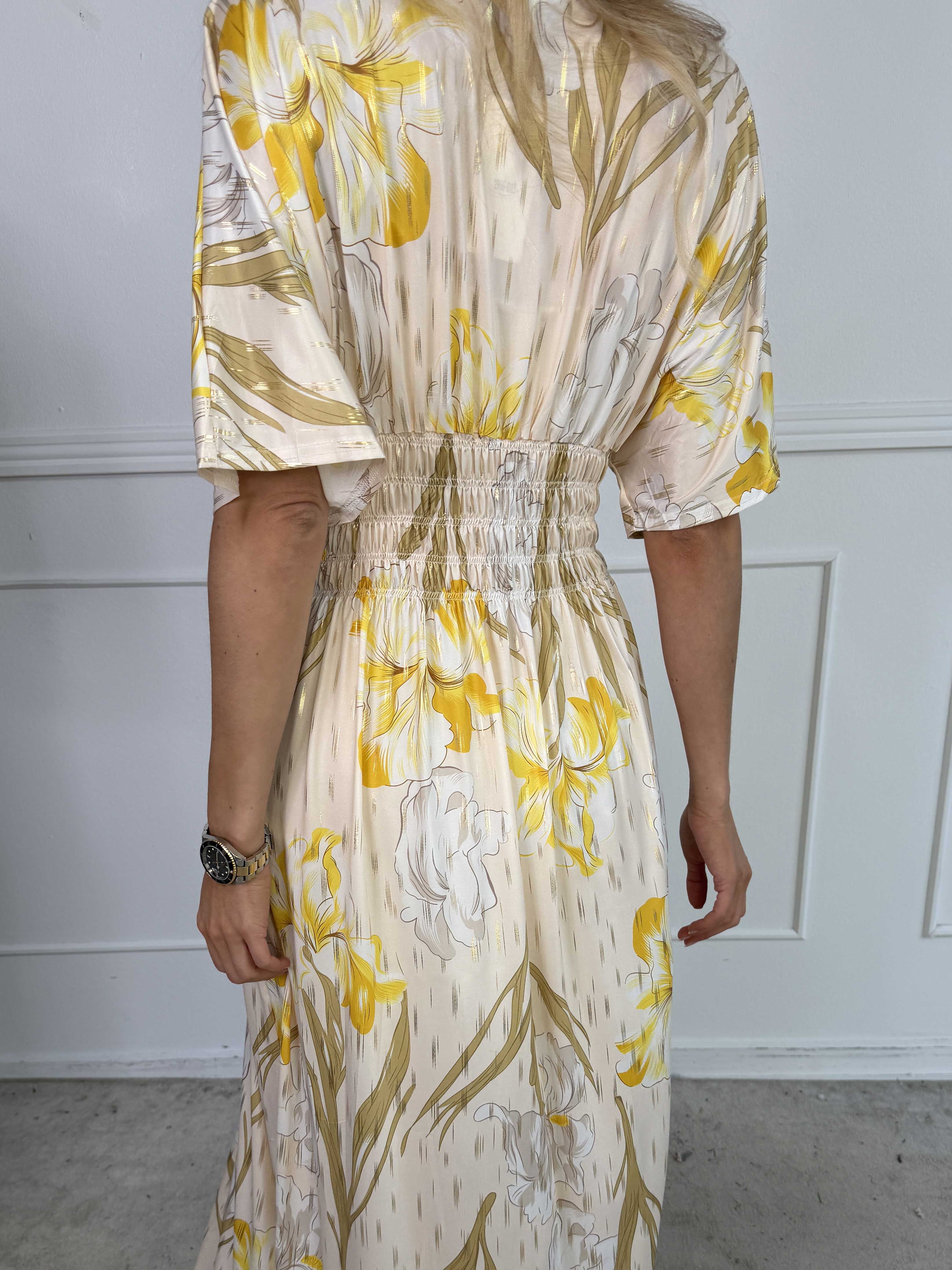 Pams Kvitka - Lång, stretchig blommig klänning med gulddetaljer och fickor