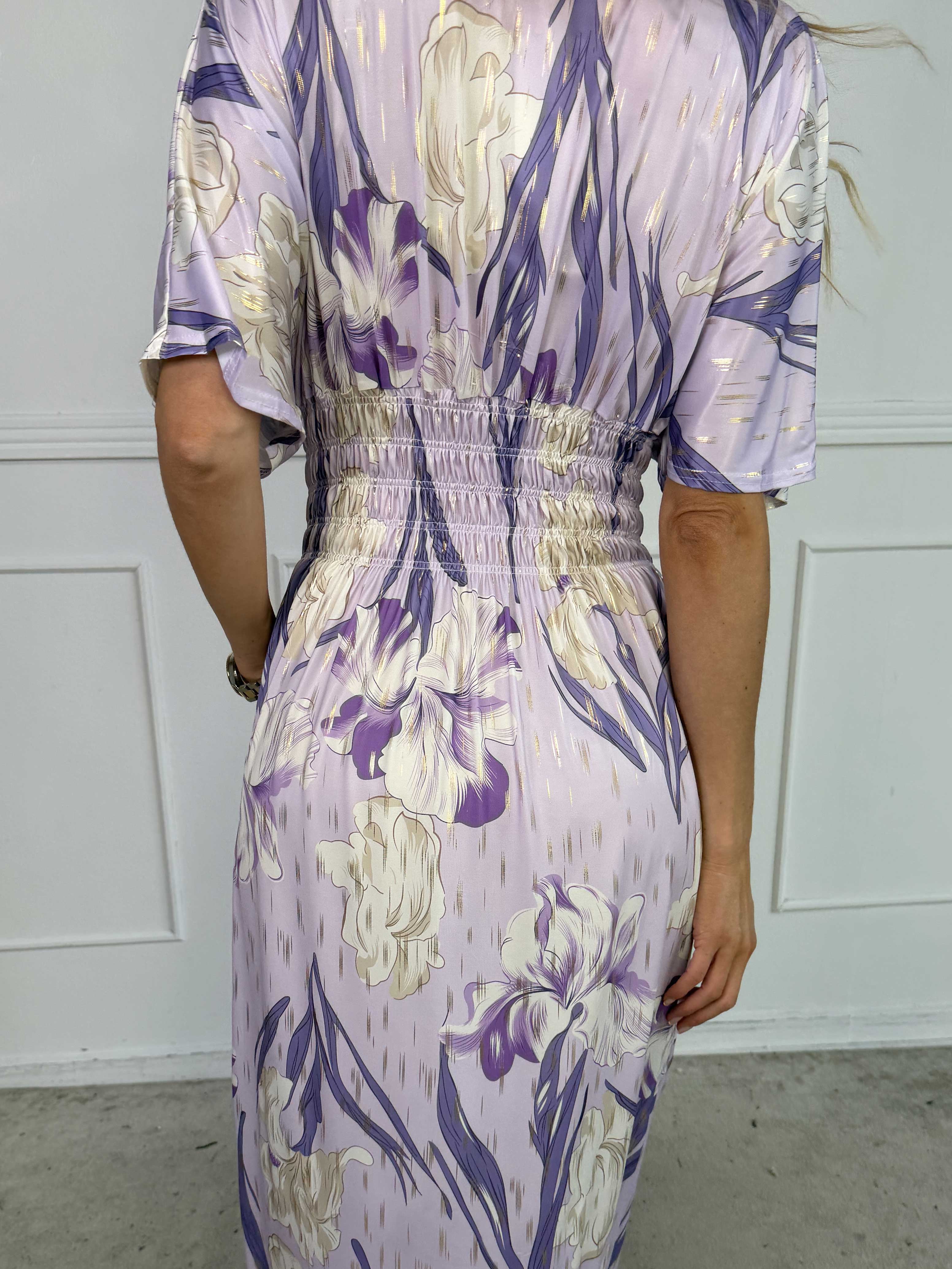 Pams Kvitka - Lång, stretchig blommig klänning med gulddetaljer och fickor