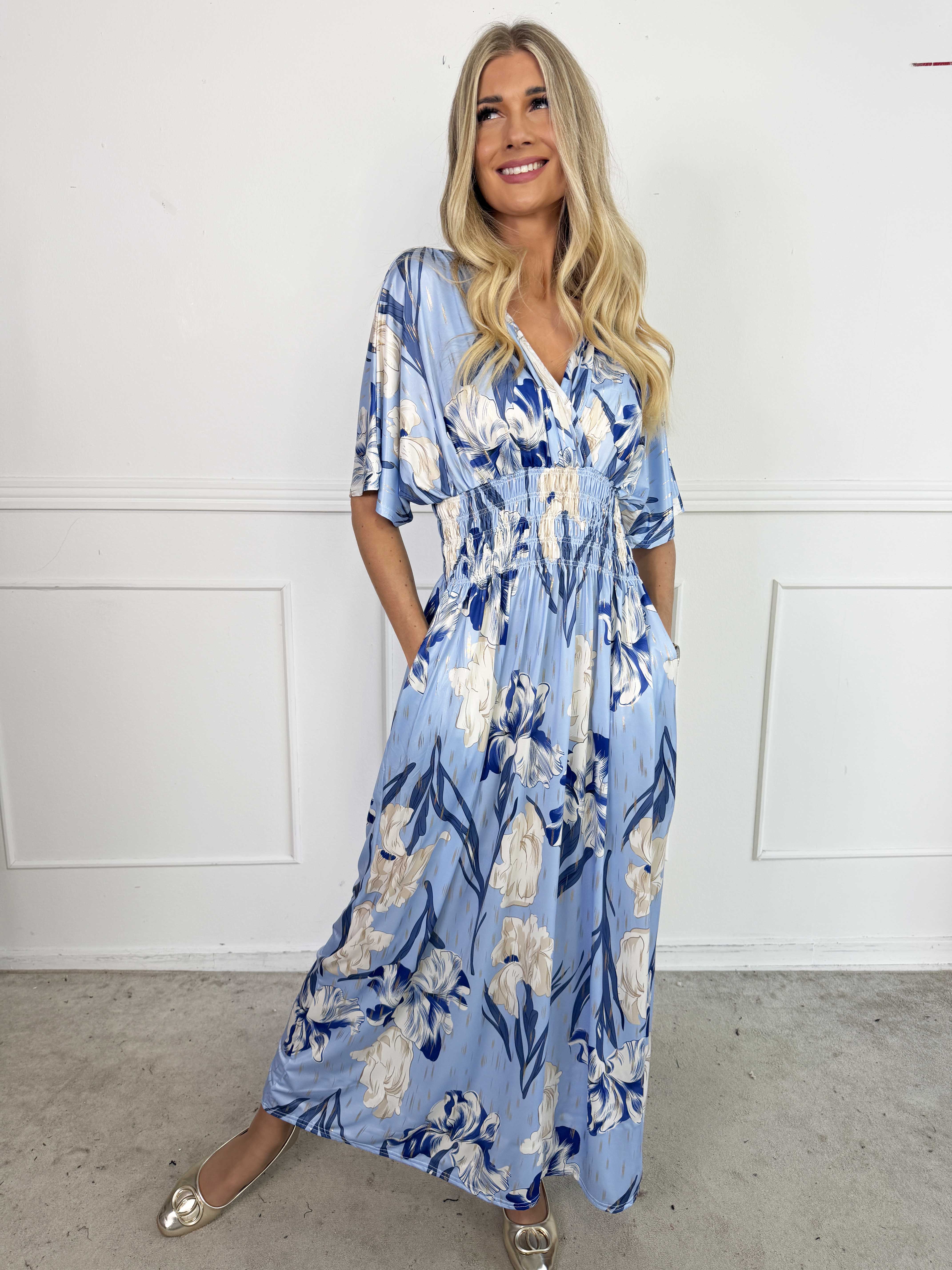 Pams Kvitka - Lång, stretchig blommig klänning med gulddetaljer och fickor