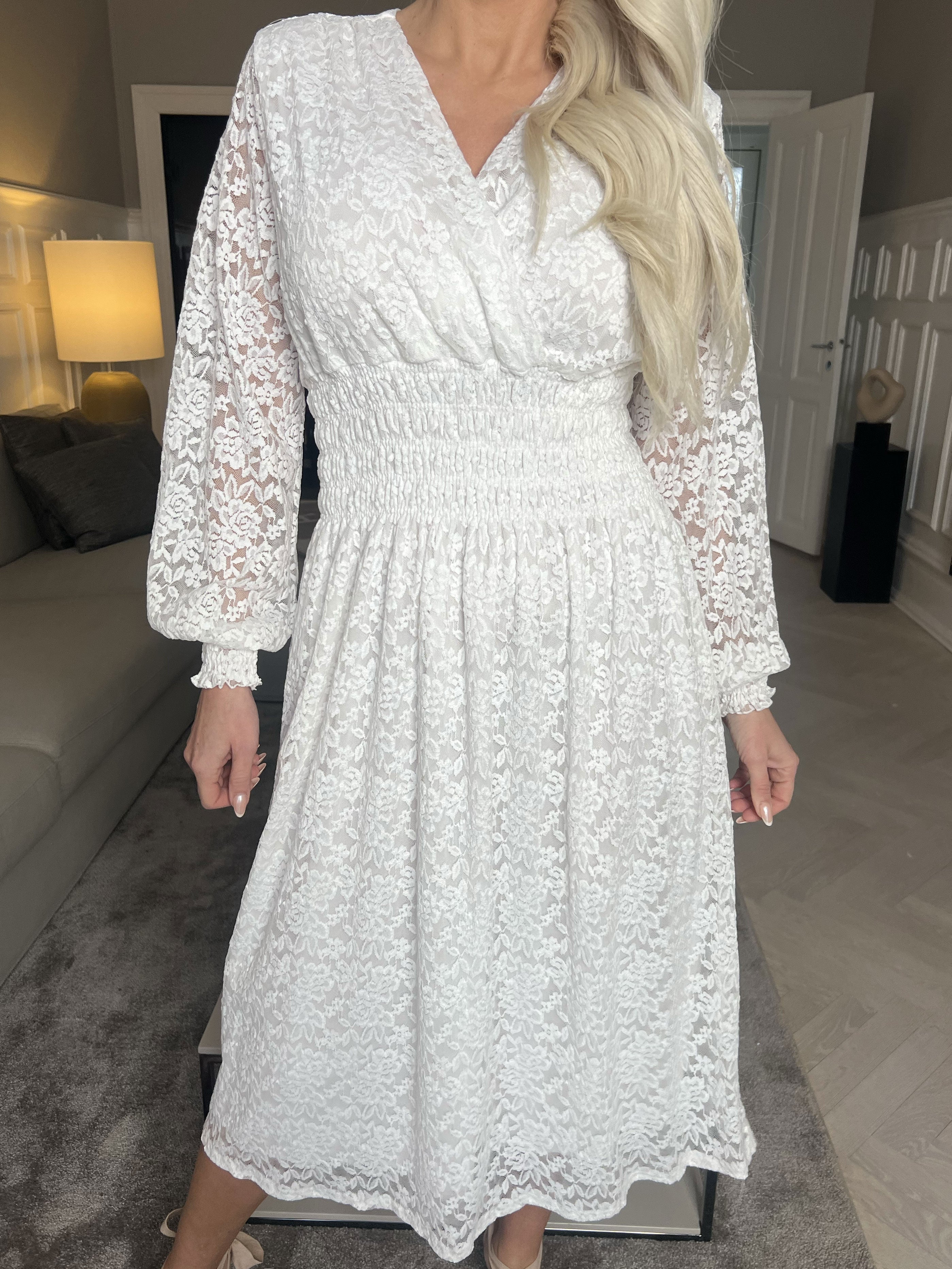 Pams Lace Midi L/S - Klänning i elastisk spets med lång ärm