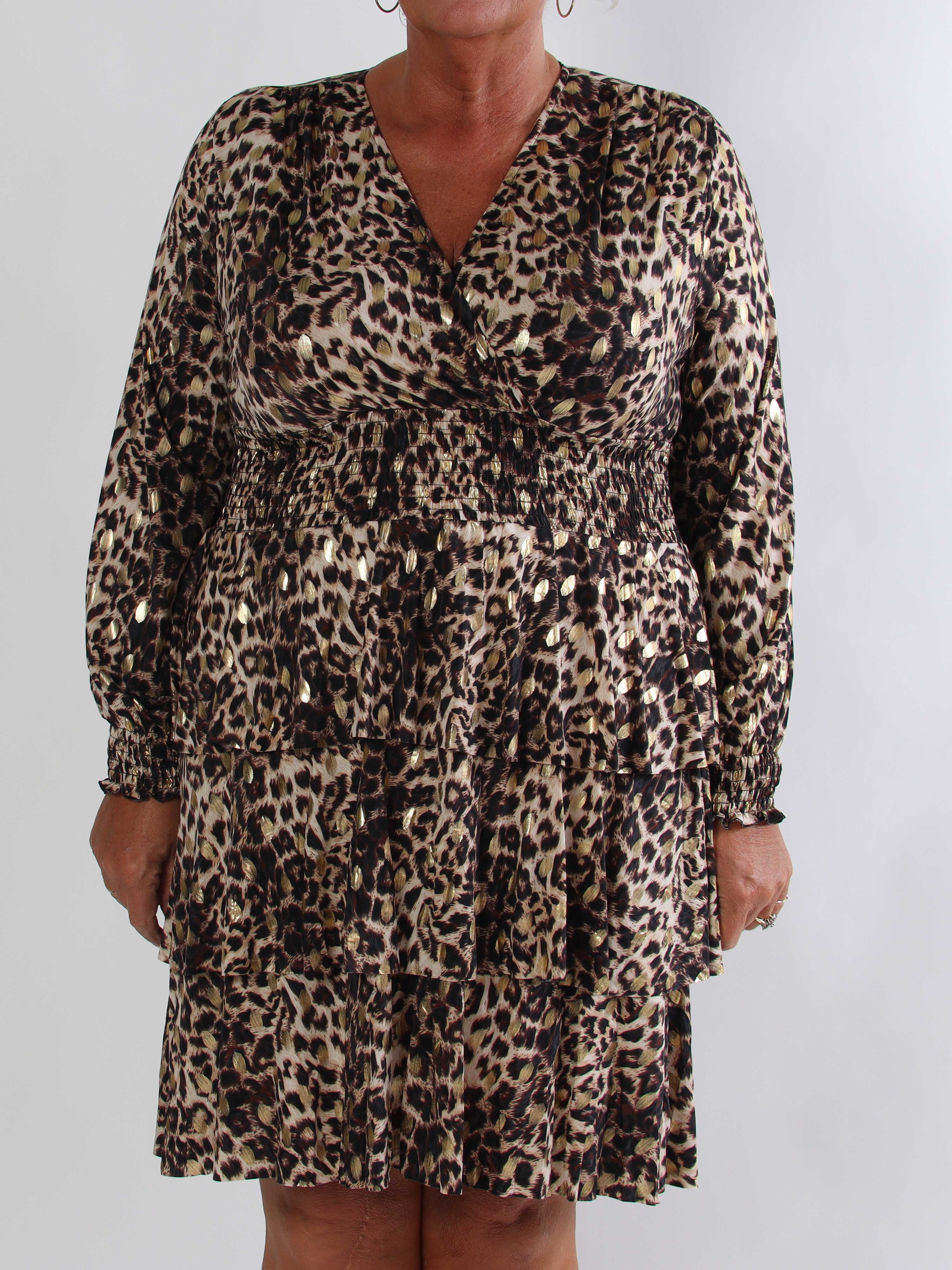Pams Leo Frills - Elastisk plus size kjole i leopardprint med elegante flæser