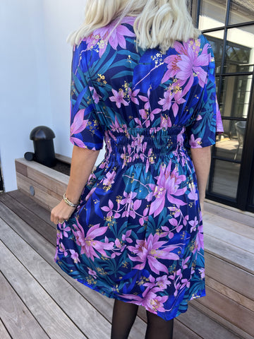 Pams New Leaf Short - Elastisk kjole med farvet blomsterprint og guld detaljer