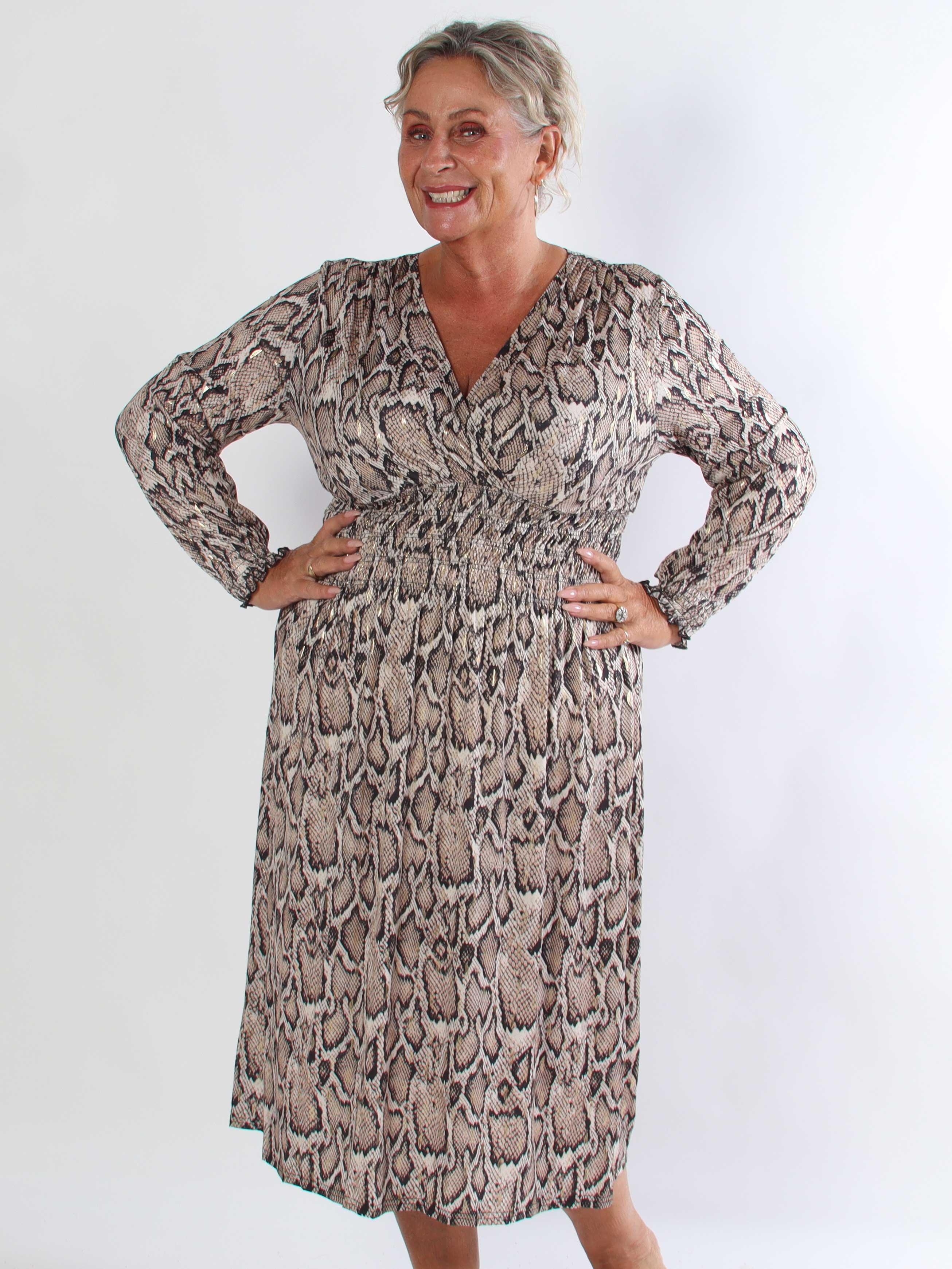 Pams Snake Midi L/S - Plus size kjole i slangeprint med elegante gulddetaljer