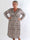 Pams Snake Midi L/S - Plus size kjole i slangeprint med elegante gulddetaljer