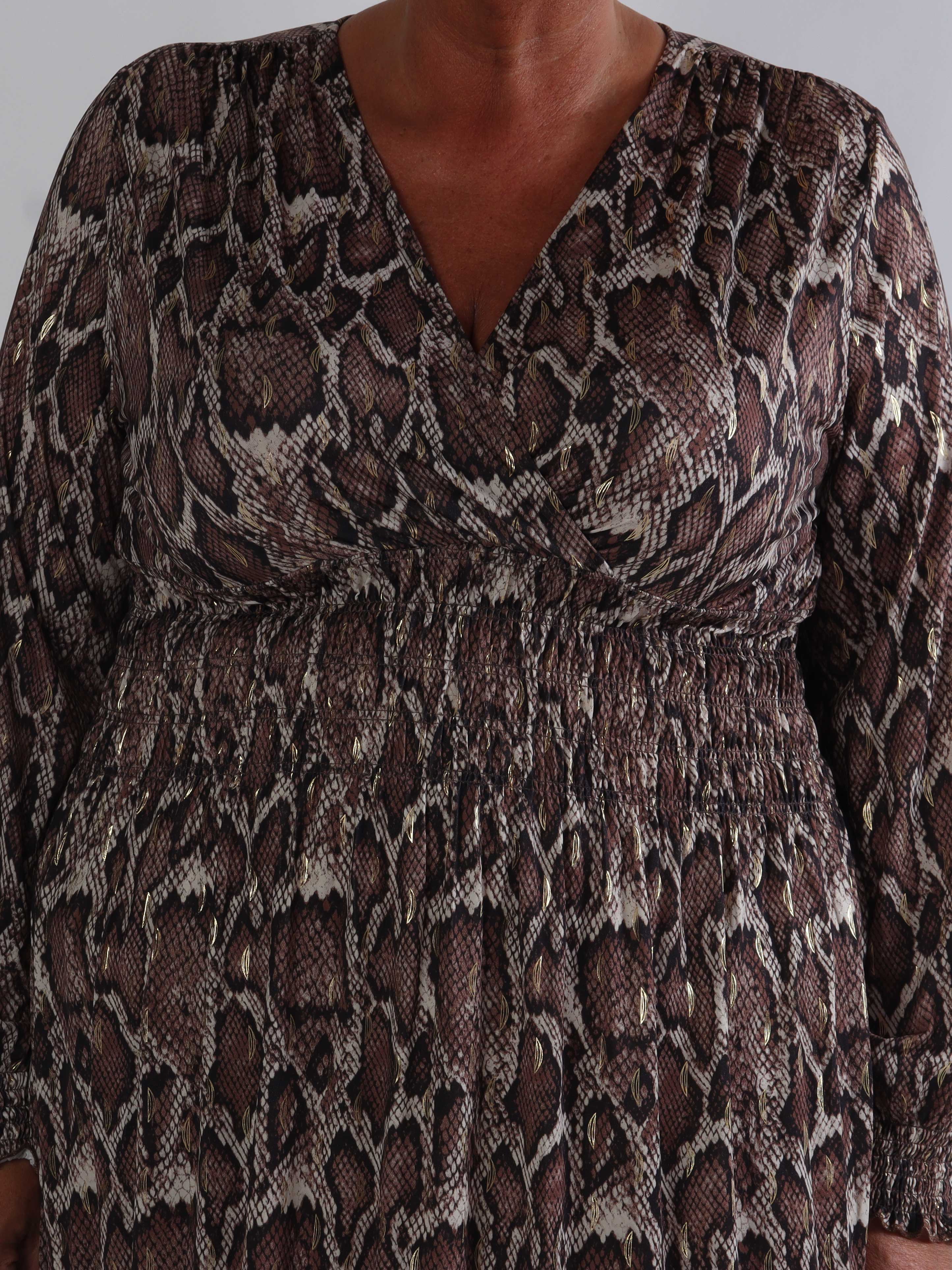 Pams Snake Midi L/S - Plus size kjole i slangeprint med elegante gulddetaljer