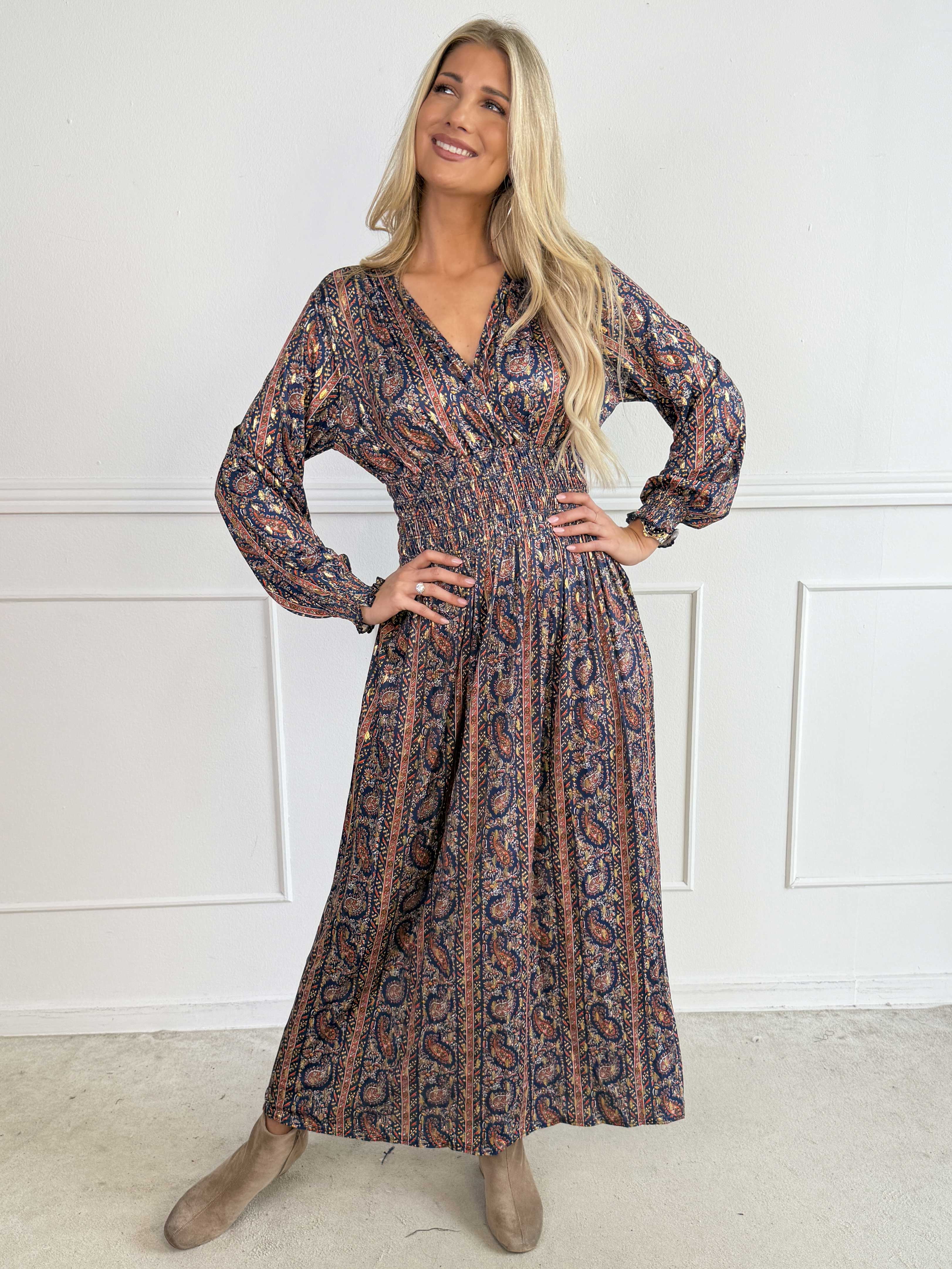 Pams Tapestry L/S - Smuk kjole med farverigt paisleyprint og elegante gulddetaljer