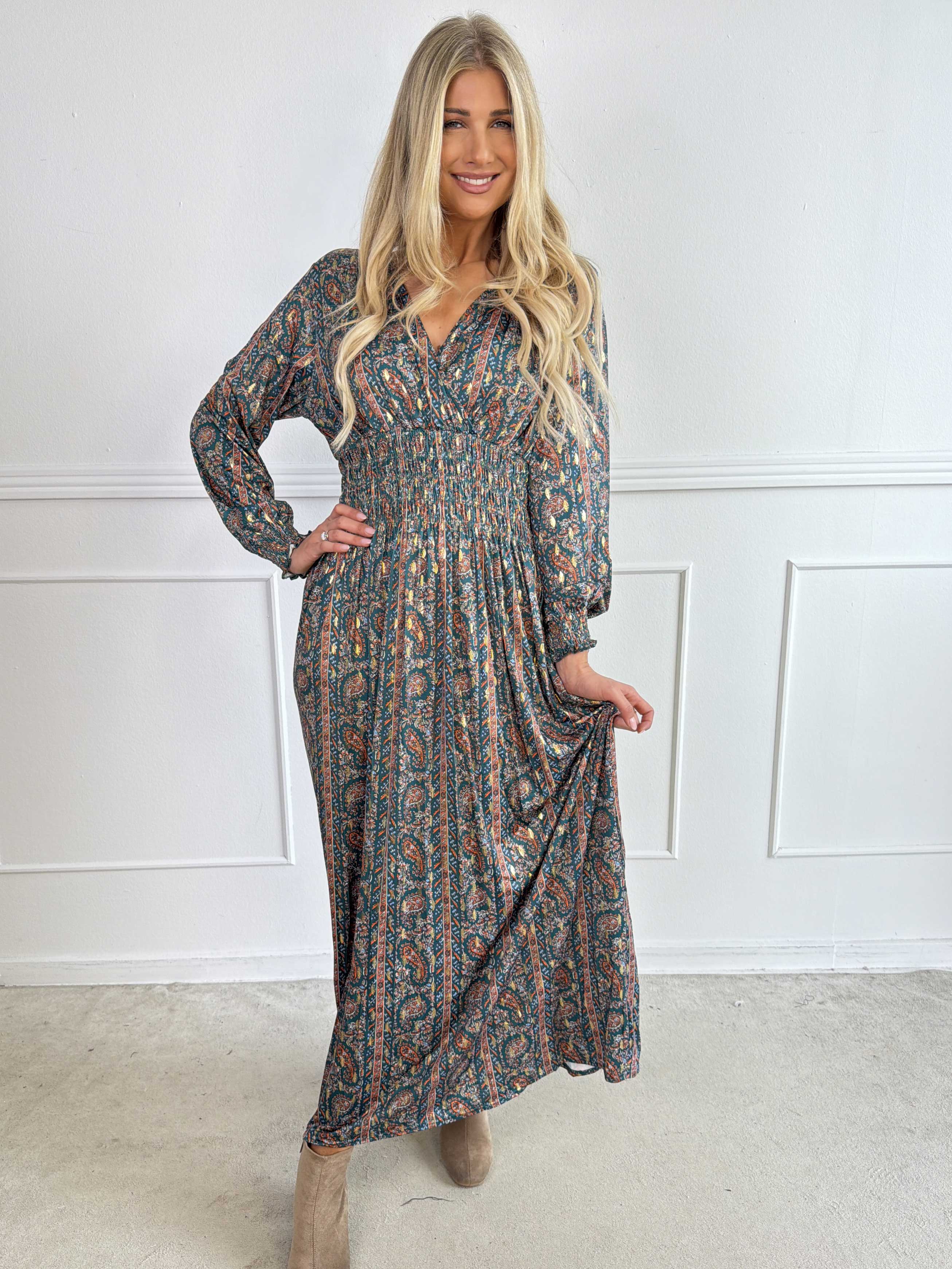 Pams Tapestry L/S - Smuk kjole med farverigt paisleyprint og elegante gulddetaljer