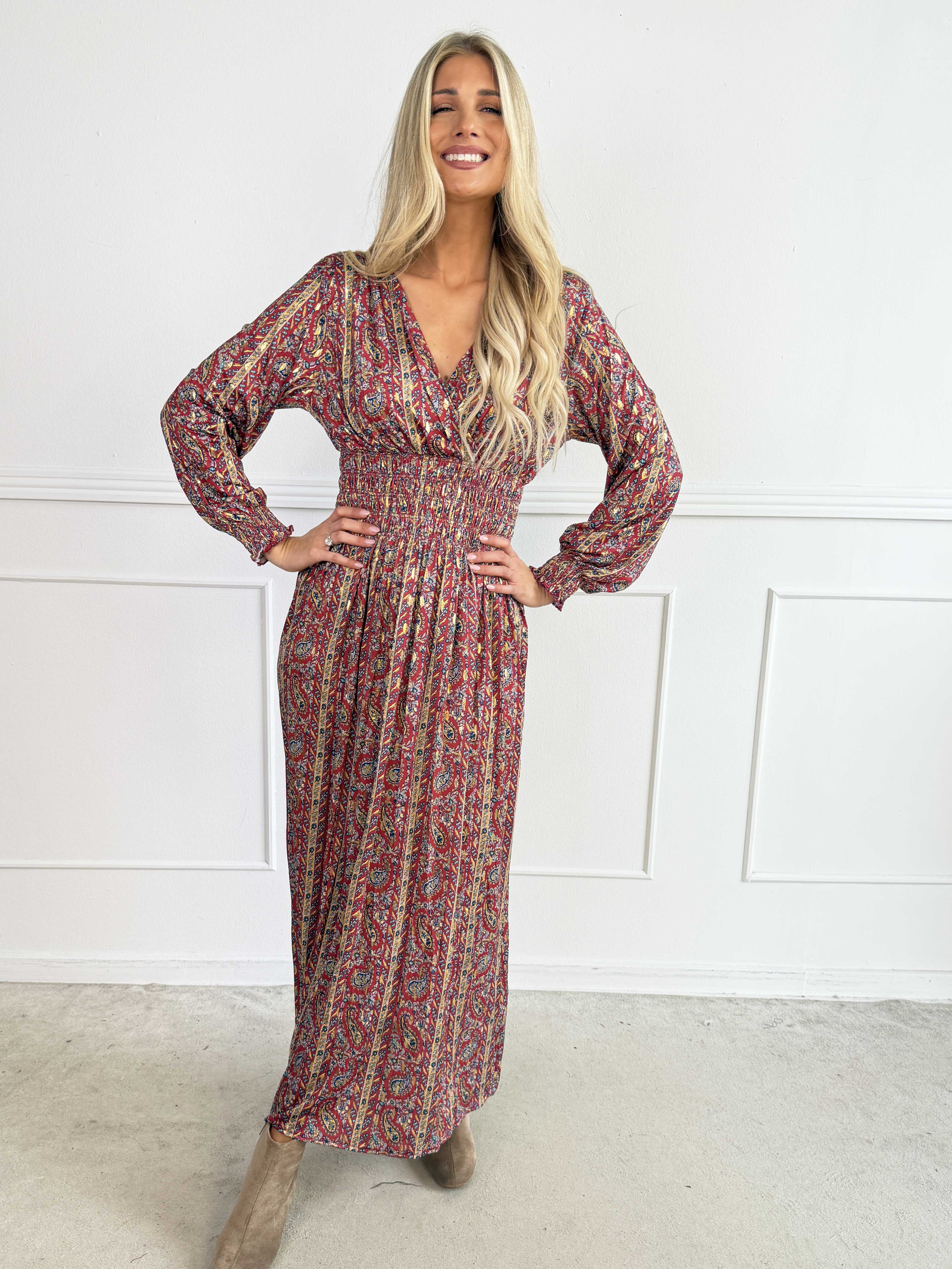 Pams Tapestry L/S - Smuk kjole med farverigt paisleyprint og elegante gulddetaljer