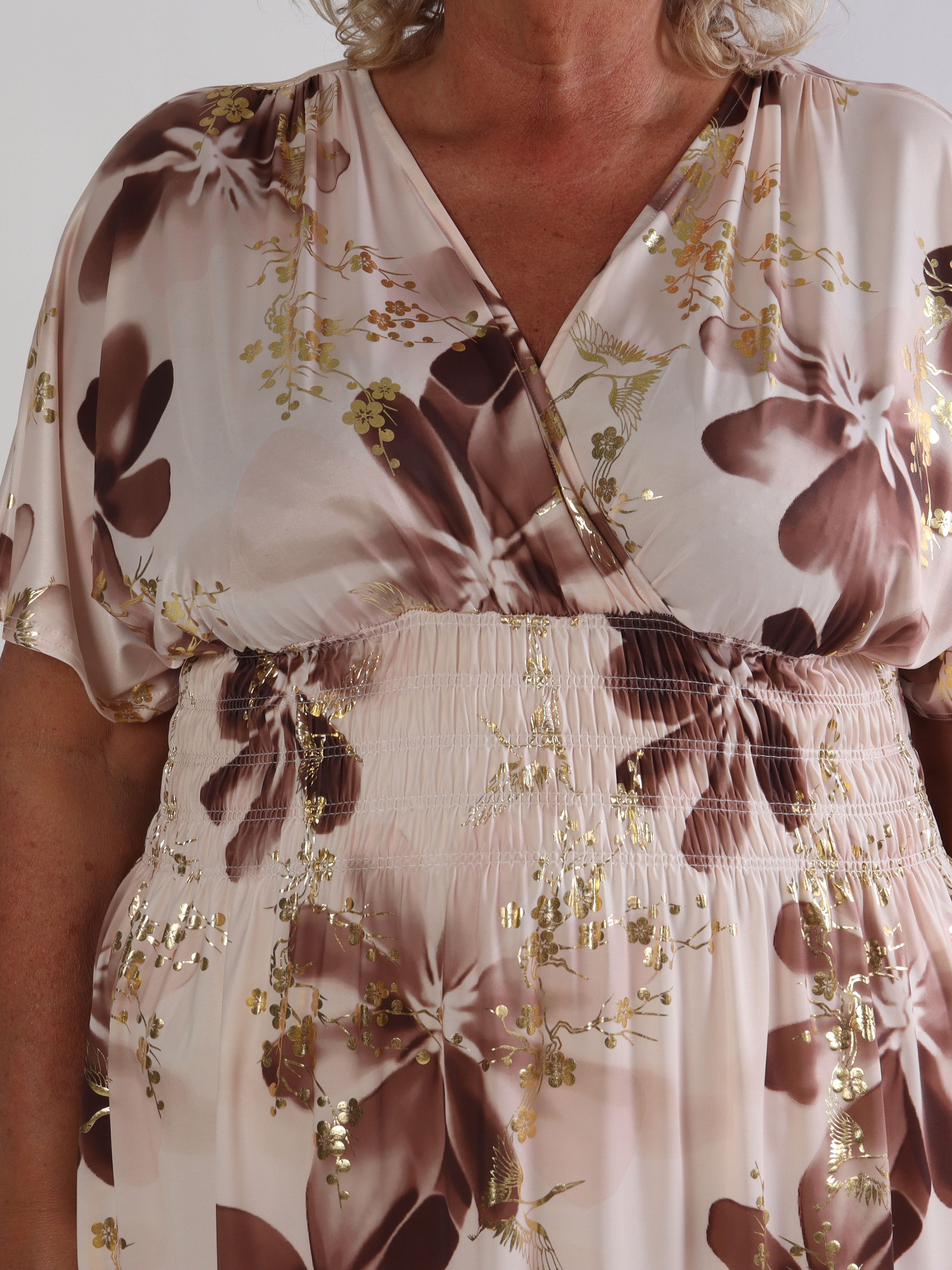 Pams Fleur Short - Plus size kjole med smock og japansk inspireret gulddetaljer