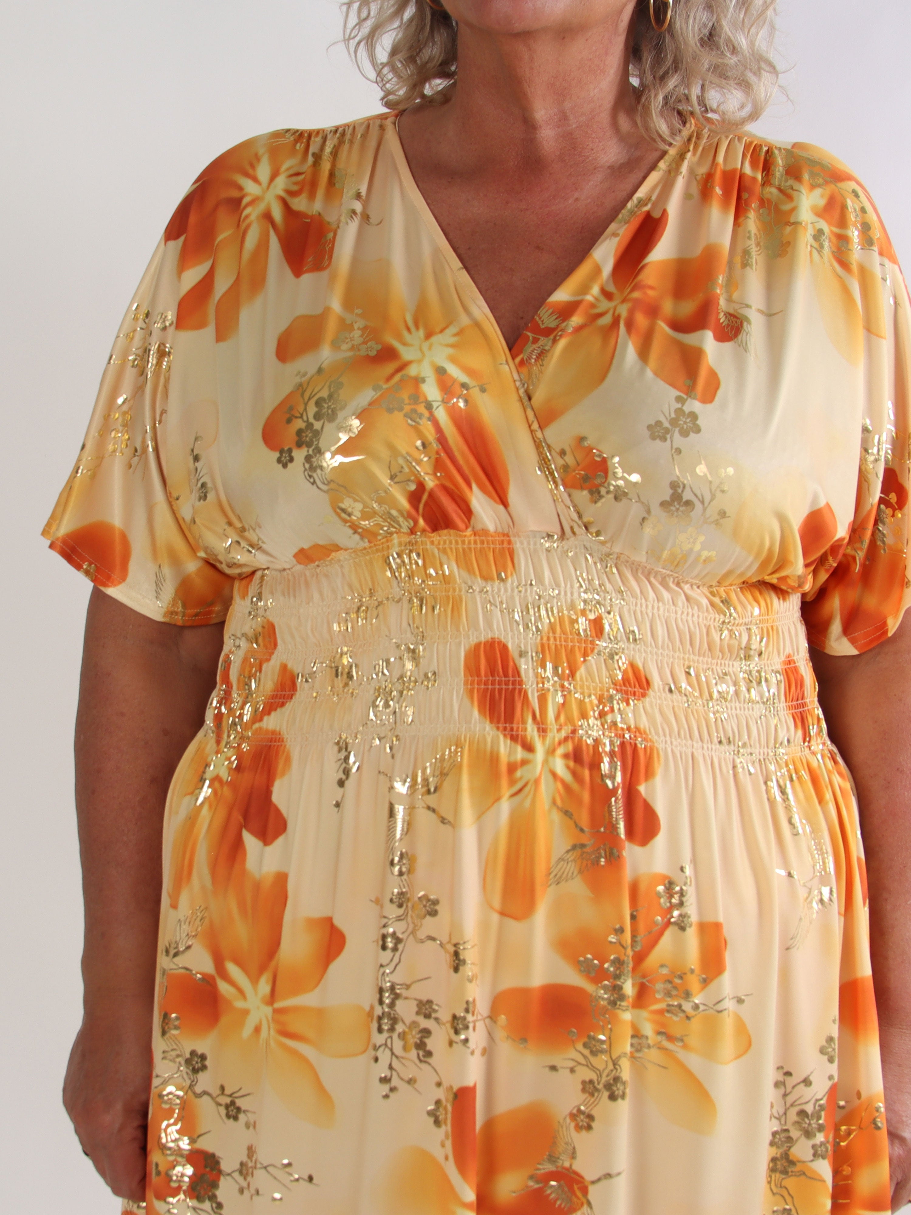 Pams Fleur Short - Plus size kjole med smock og japansk inspireret gulddetaljer