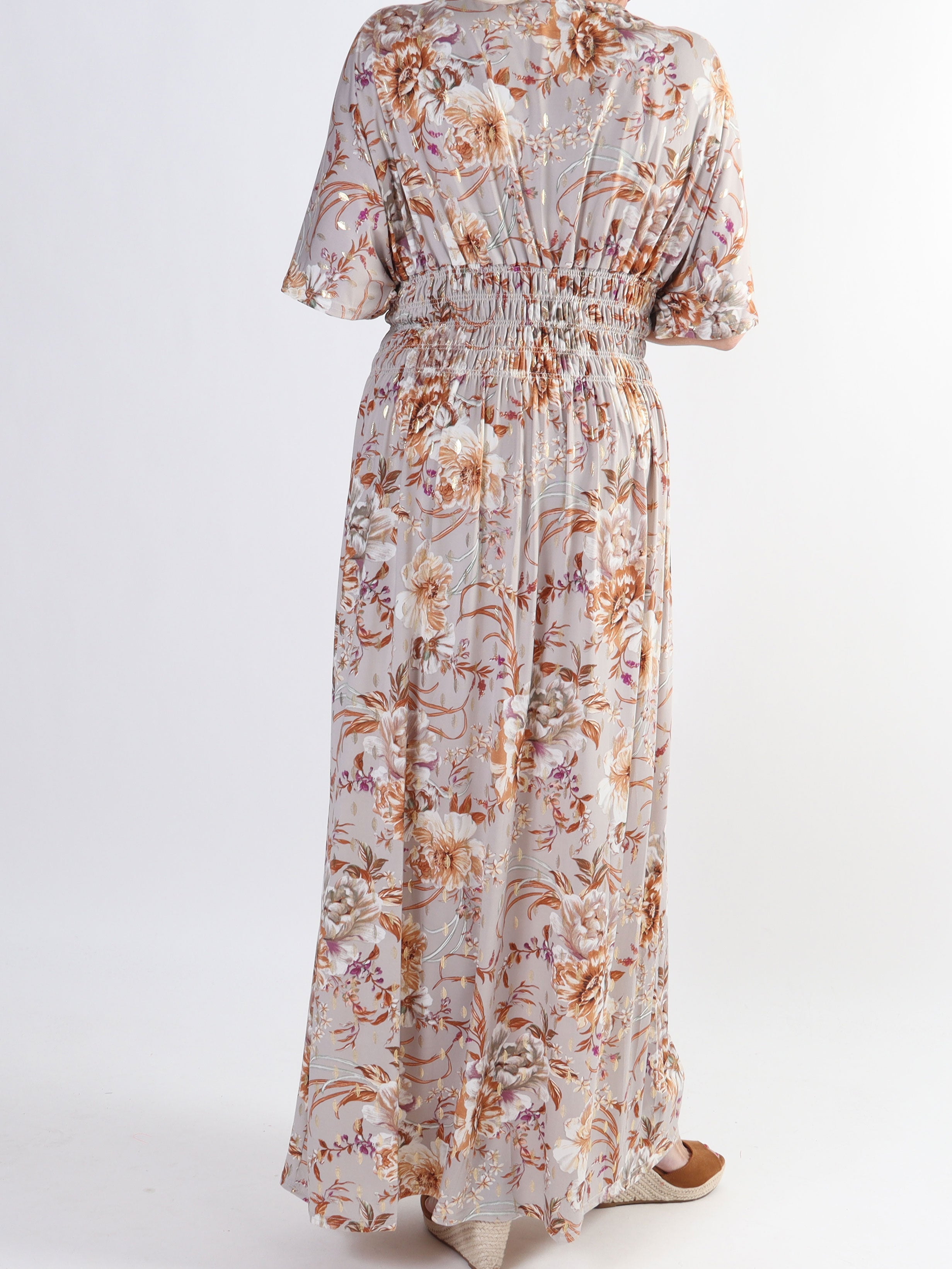 Pams Gold Flower - Lång stretchig plus size-klänning i skrynkelfritt tyg