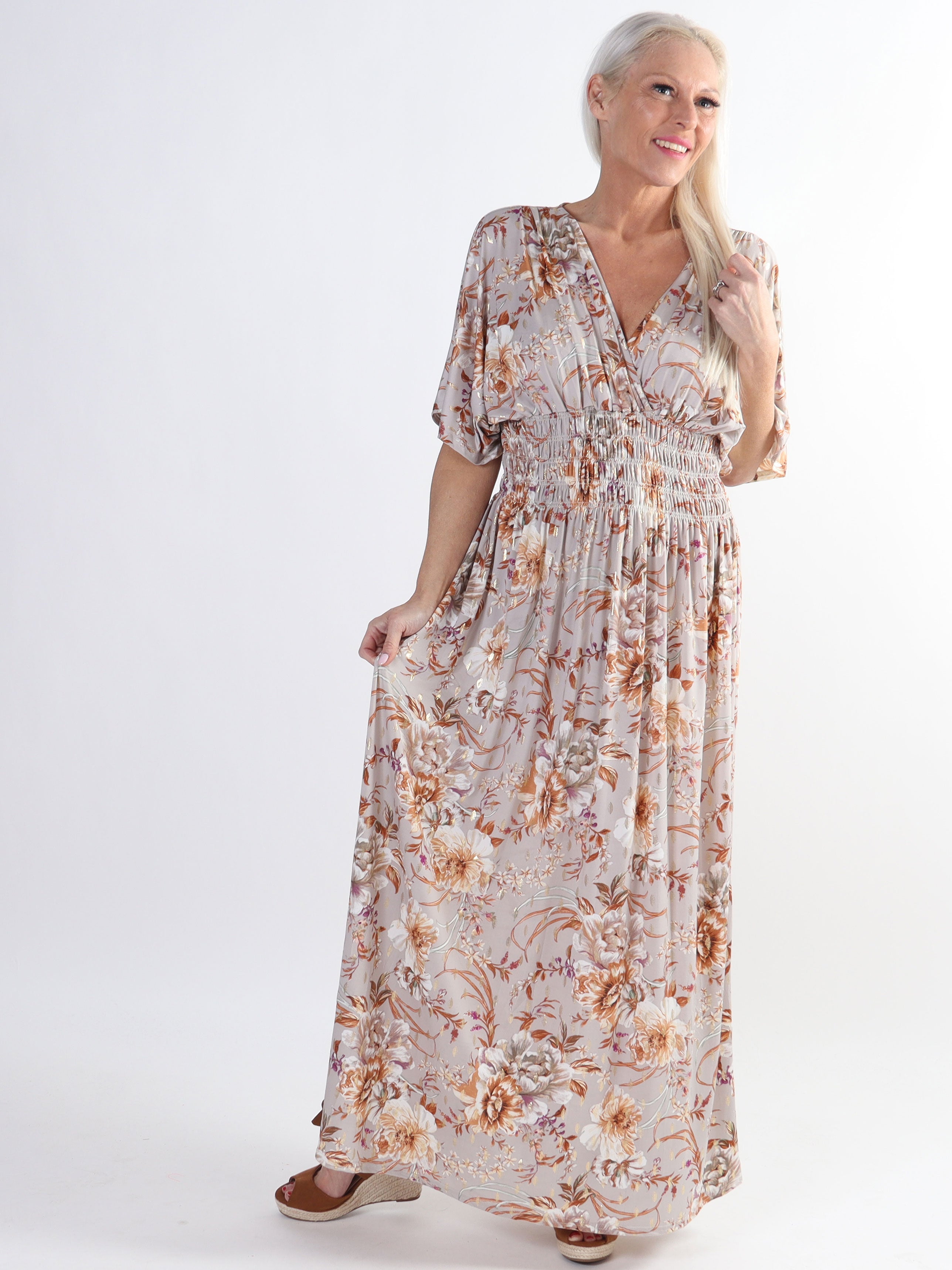 Pams Gold Flower - Lång stretchig plus size-klänning i skrynkelfritt tyg