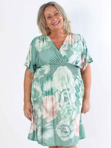 Pams Peony Short - Kort elastisk plus size-klänning med blommigt tryck