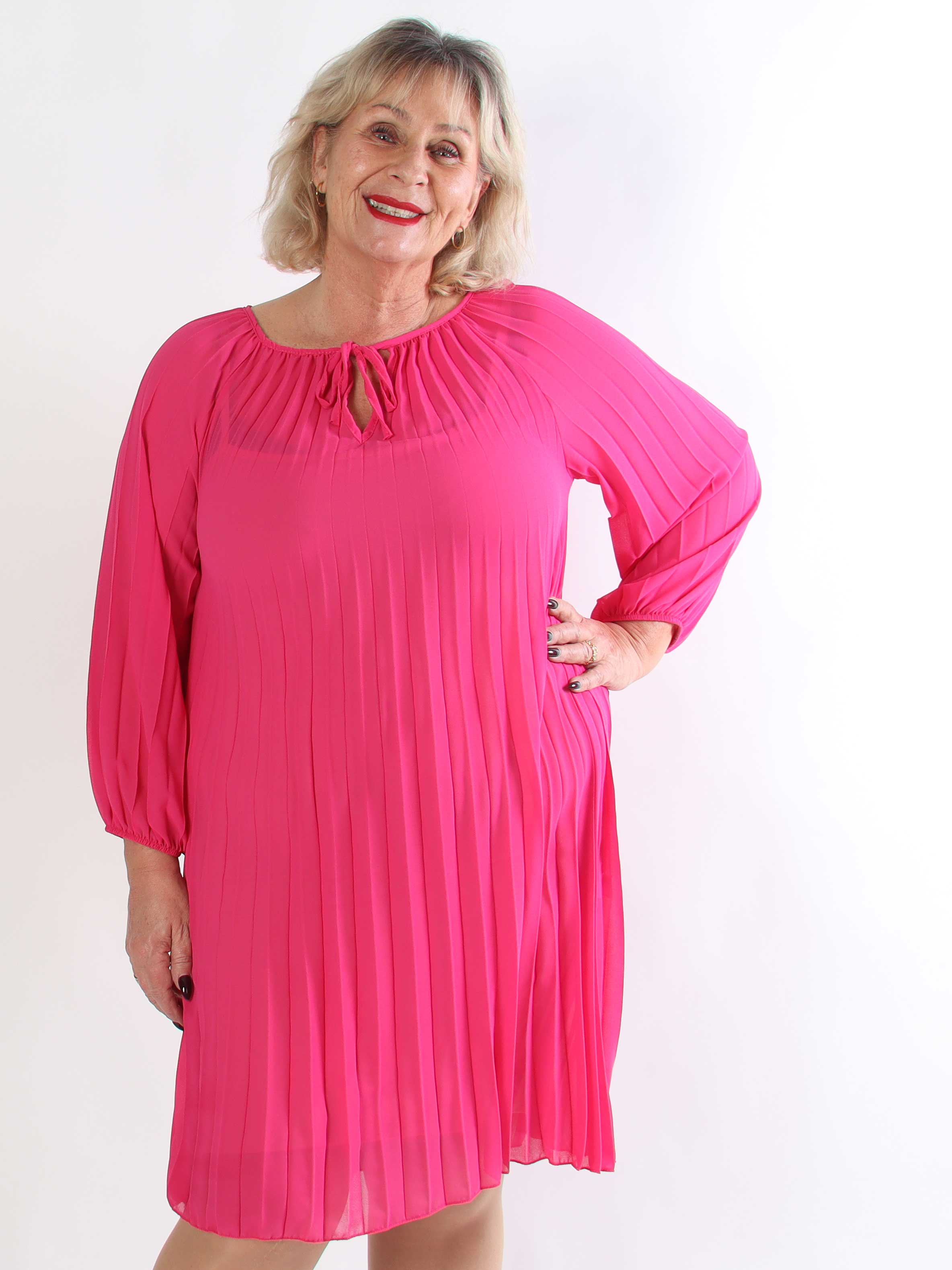 Philippa - Sød plisseret plus size kjole i semi-transparent chiffon