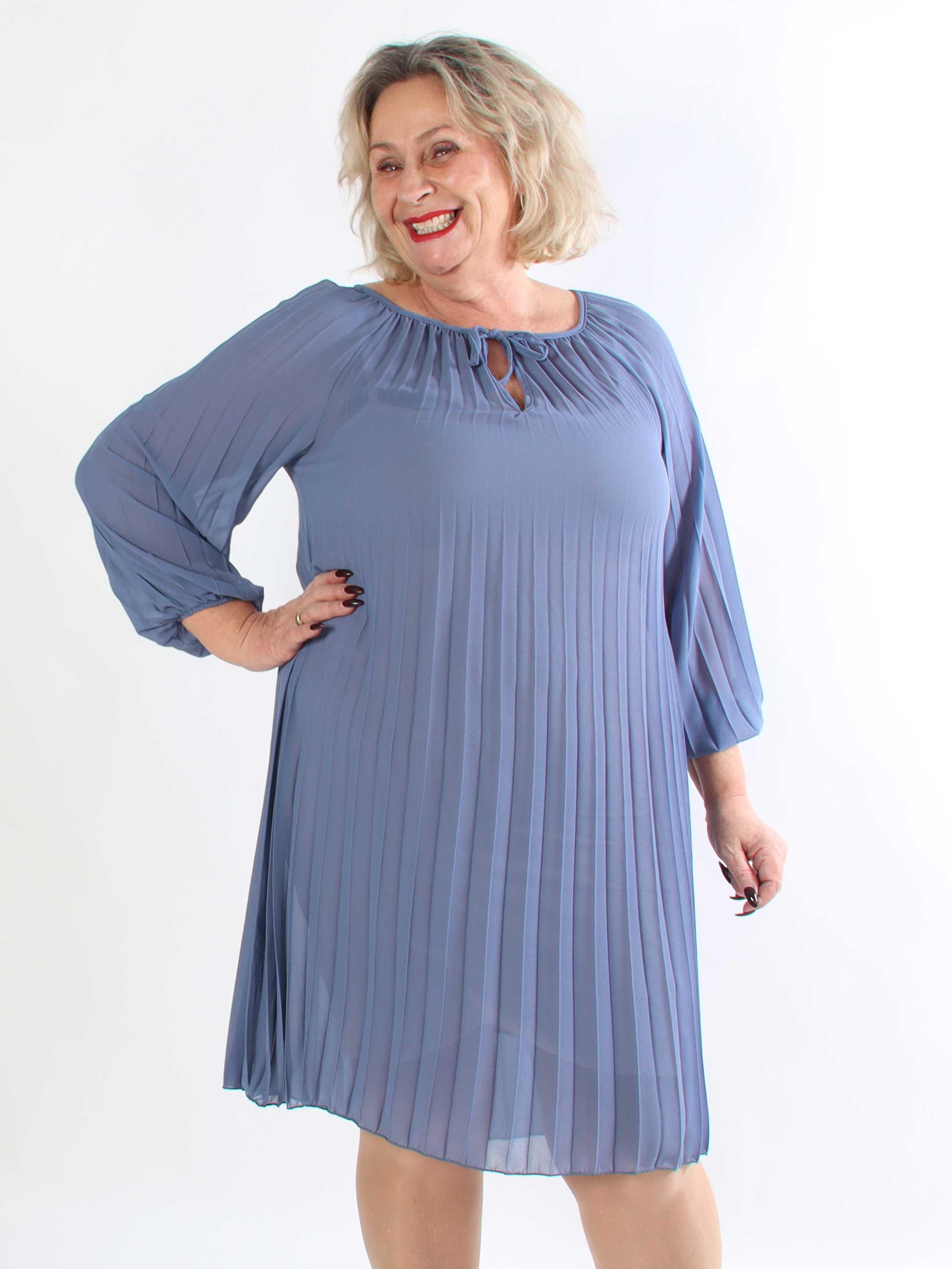 Philippa - Sød plisseret plus size kjole i semi-transparent chiffon