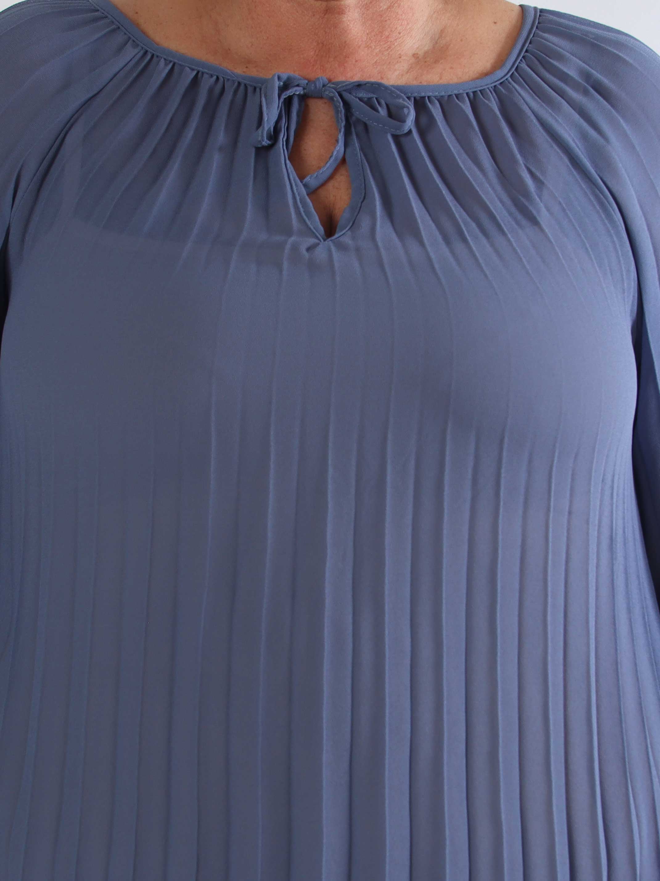 Philippa - Sød plisseret plus size kjole i semi-transparent chiffon