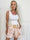 Pianora - Plus size shorts i en viskoseblanding med blomster og flettet bælte