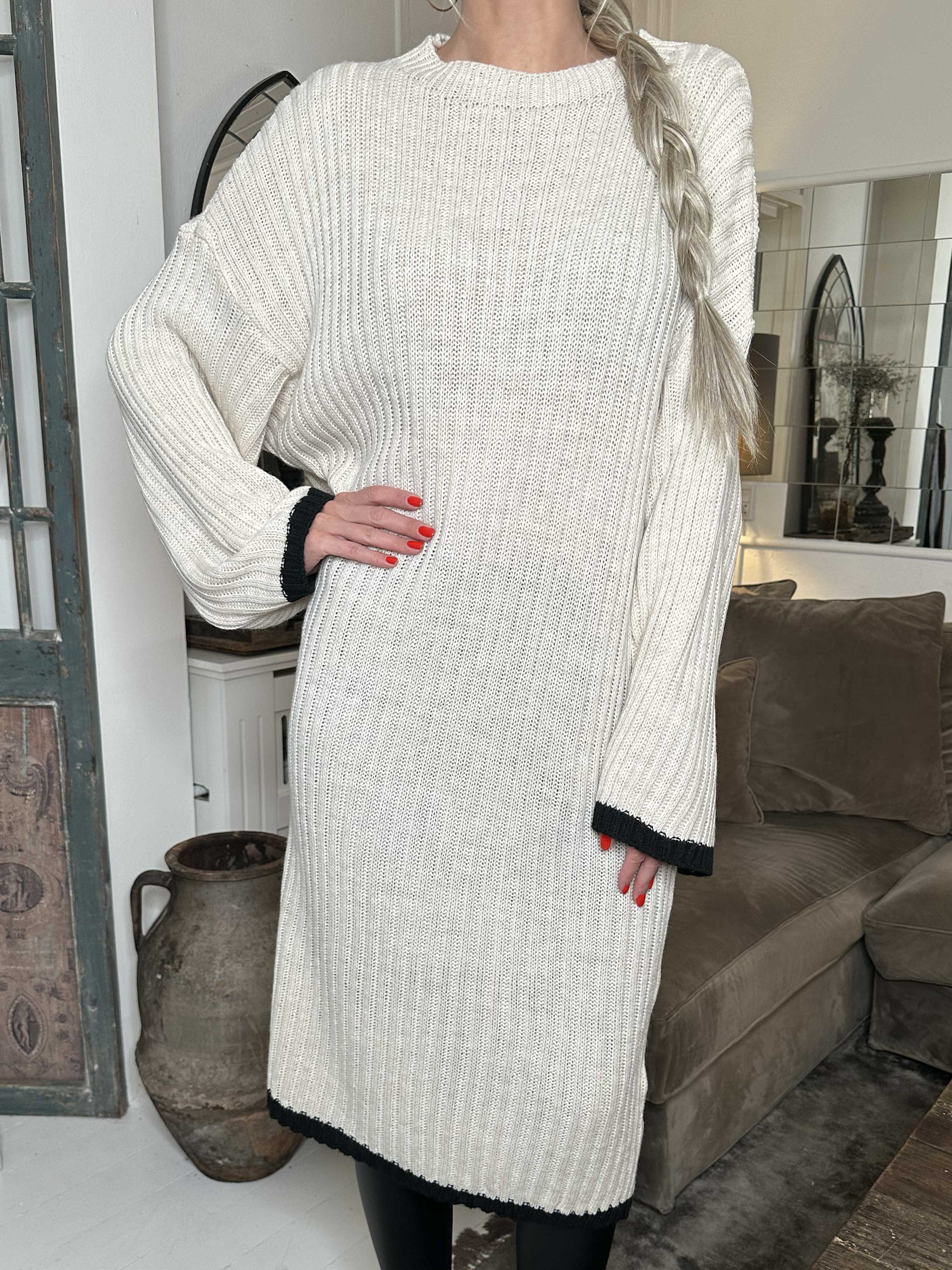 Ramona - Lång stickad klänning med färgade kanter