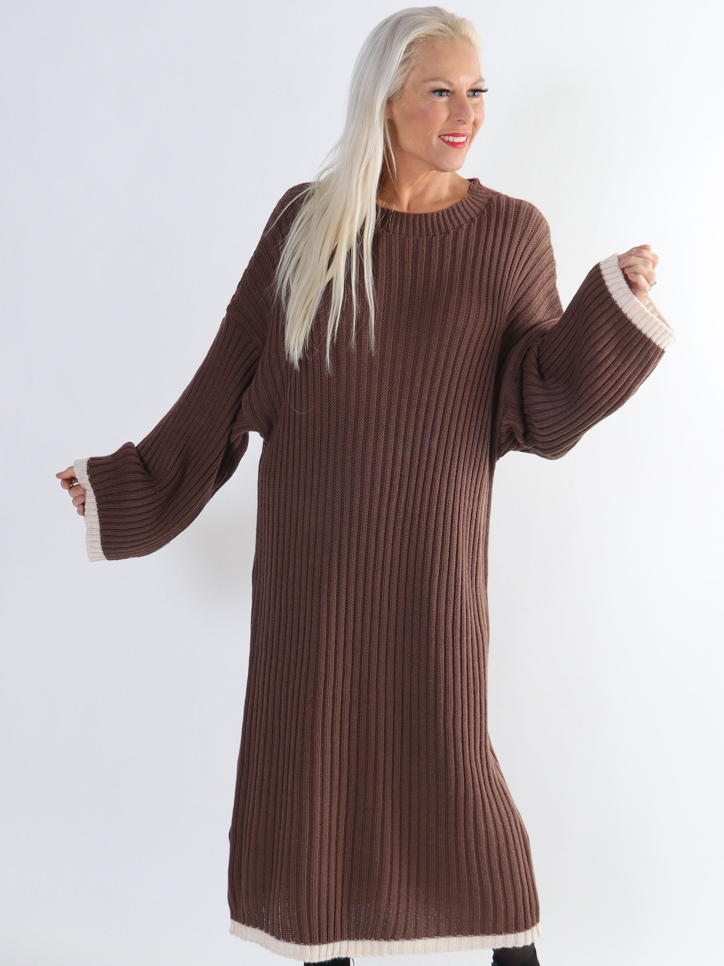 Ramona - Lång stickad klänning i plus size med färgade kanter