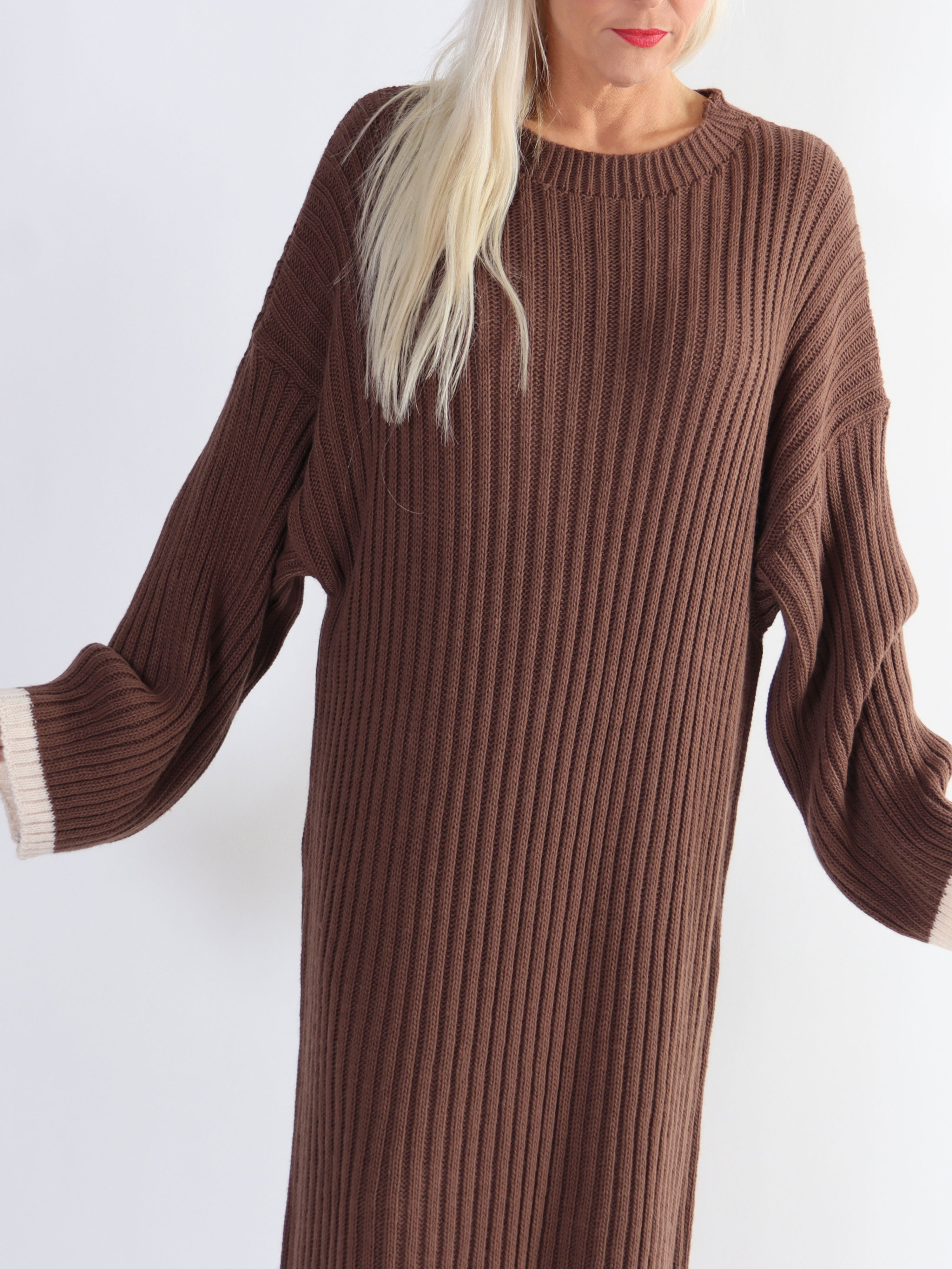 Ramona - Lång stickad klänning i plus size med färgade kanter