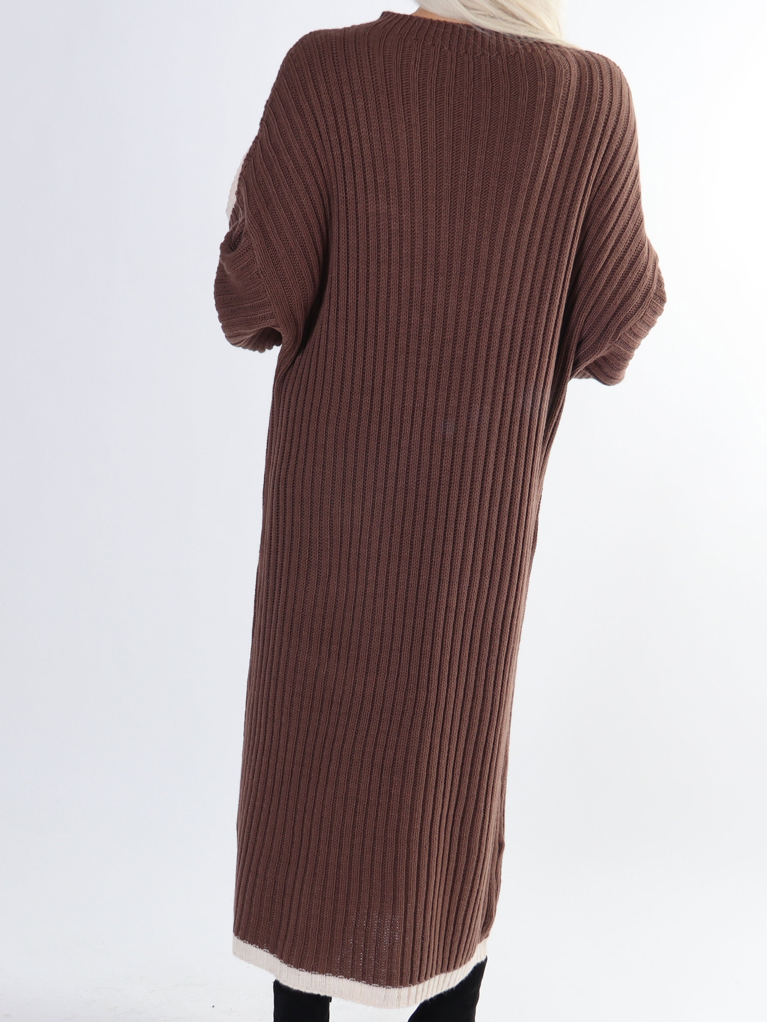 Ramona - Lång stickad klänning i plus size med färgade kanter