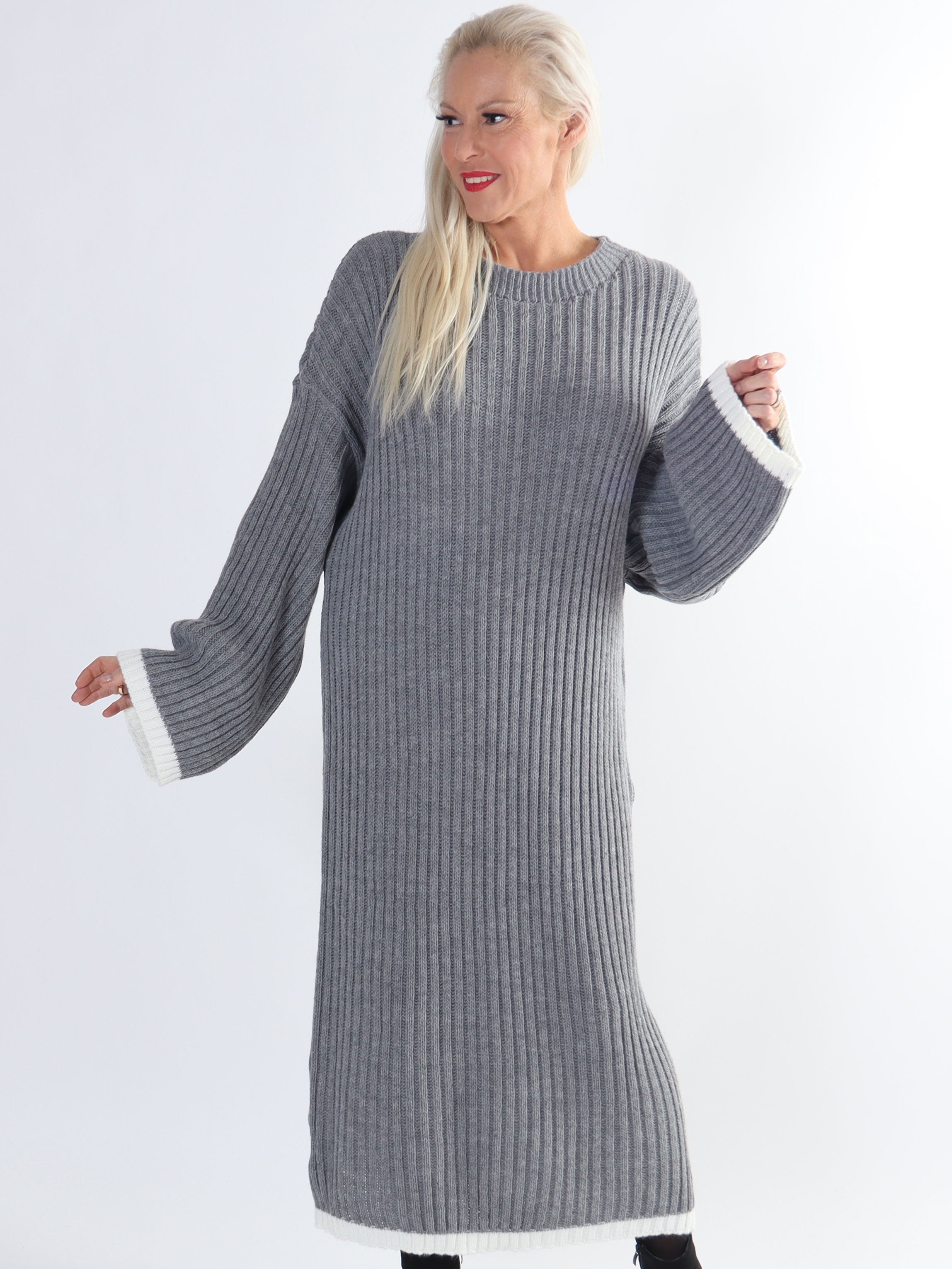 Ramona - Lång stickad klänning i plus size med färgade kanter