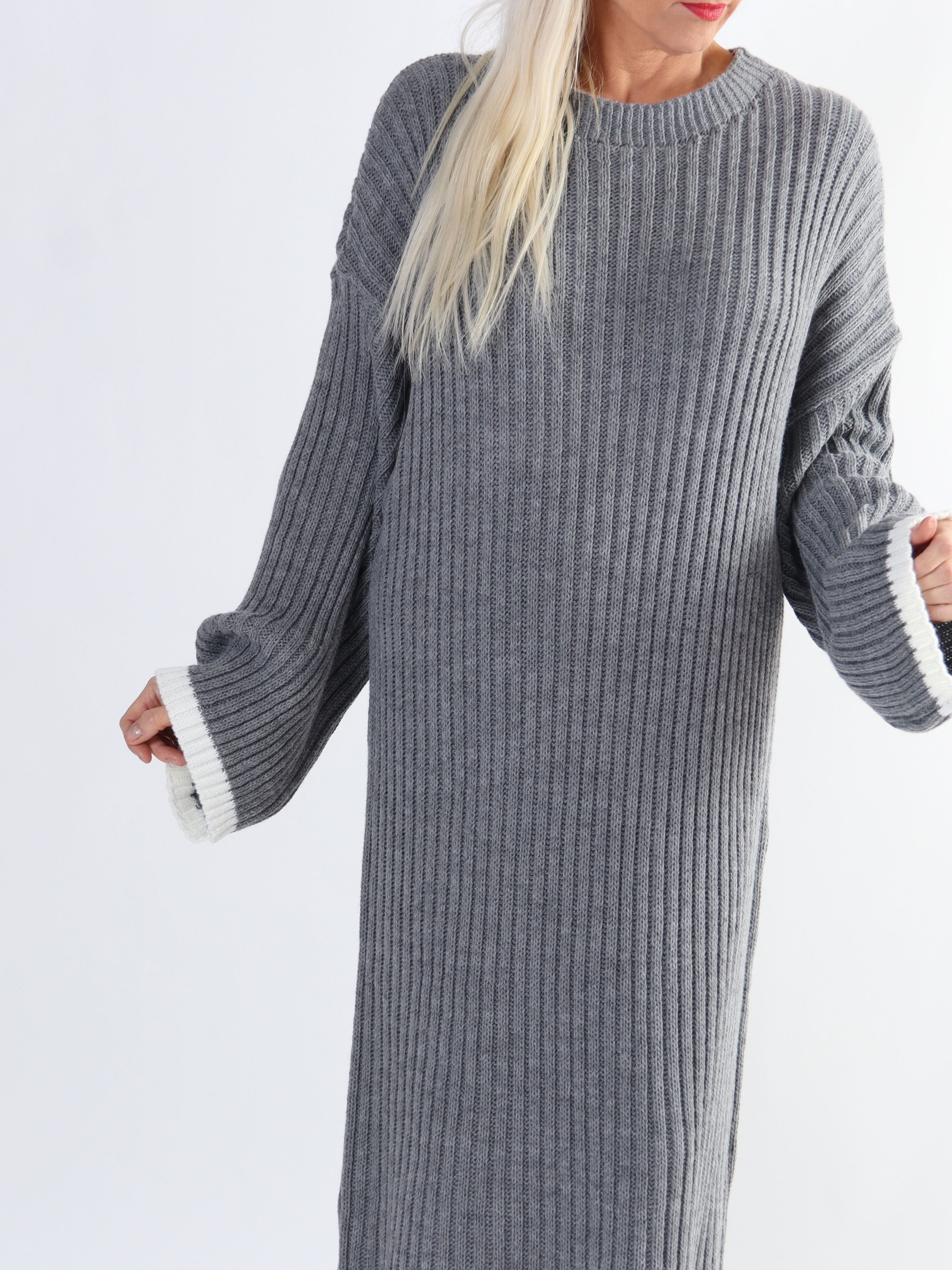 Ramona - Lång stickad klänning i plus size med färgade kanter