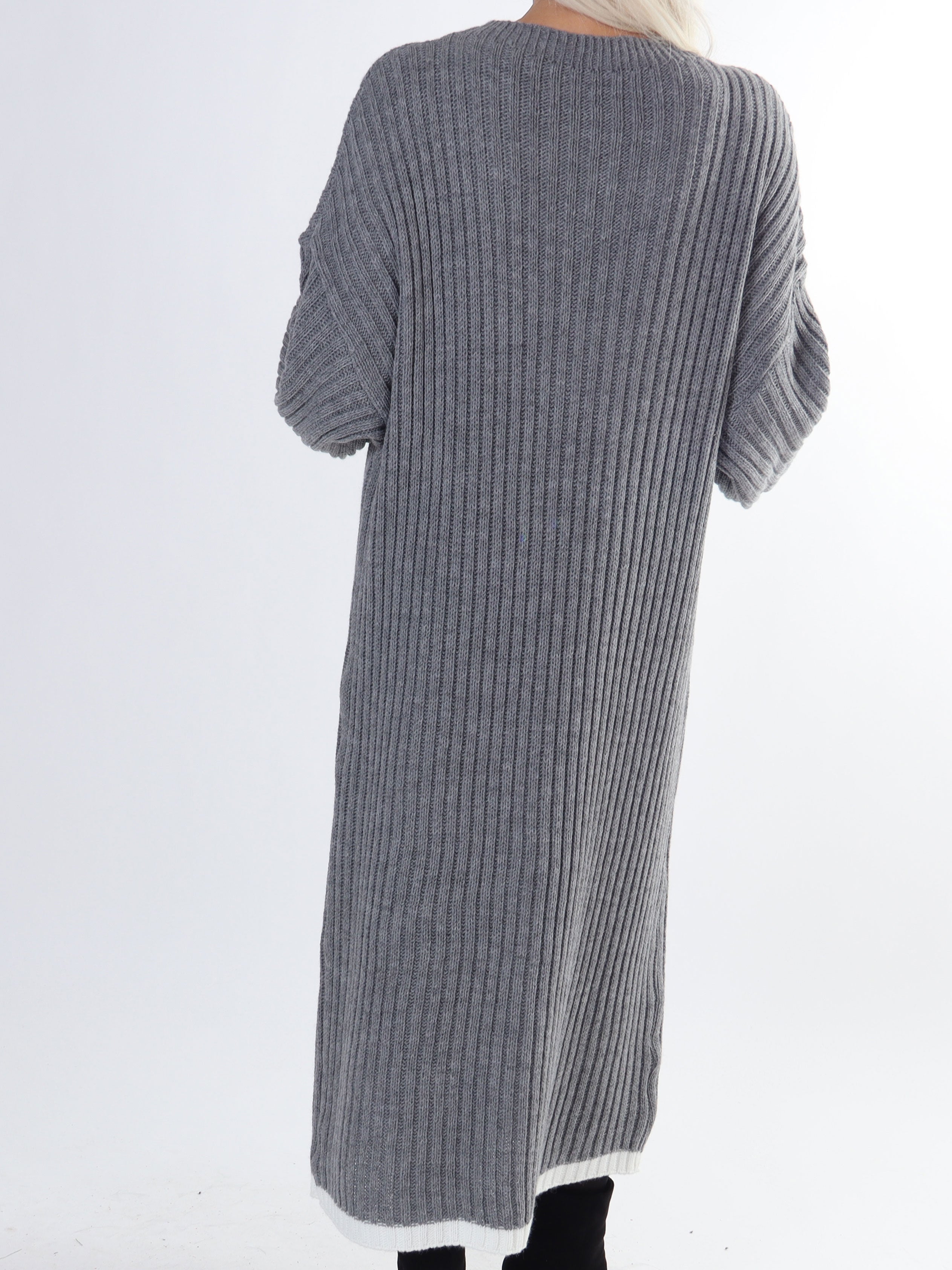 Ramona - Lång stickad klänning i plus size med färgade kanter