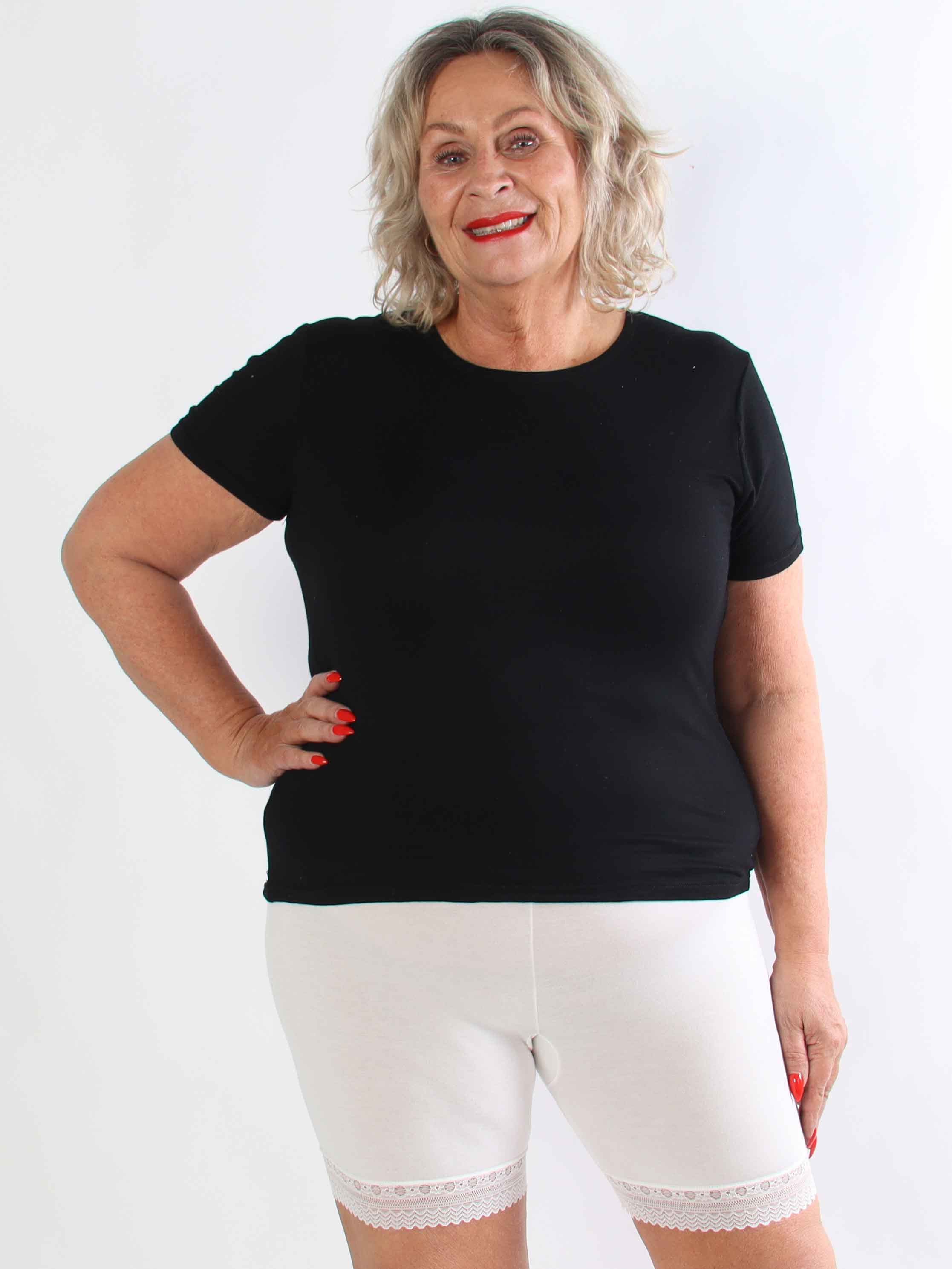 Rory - Bløde plus size cykelshorts i viskose med fin blondekant for et feminint touch