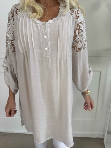 Rosalie - Söt feminin tunika med broderad rygg