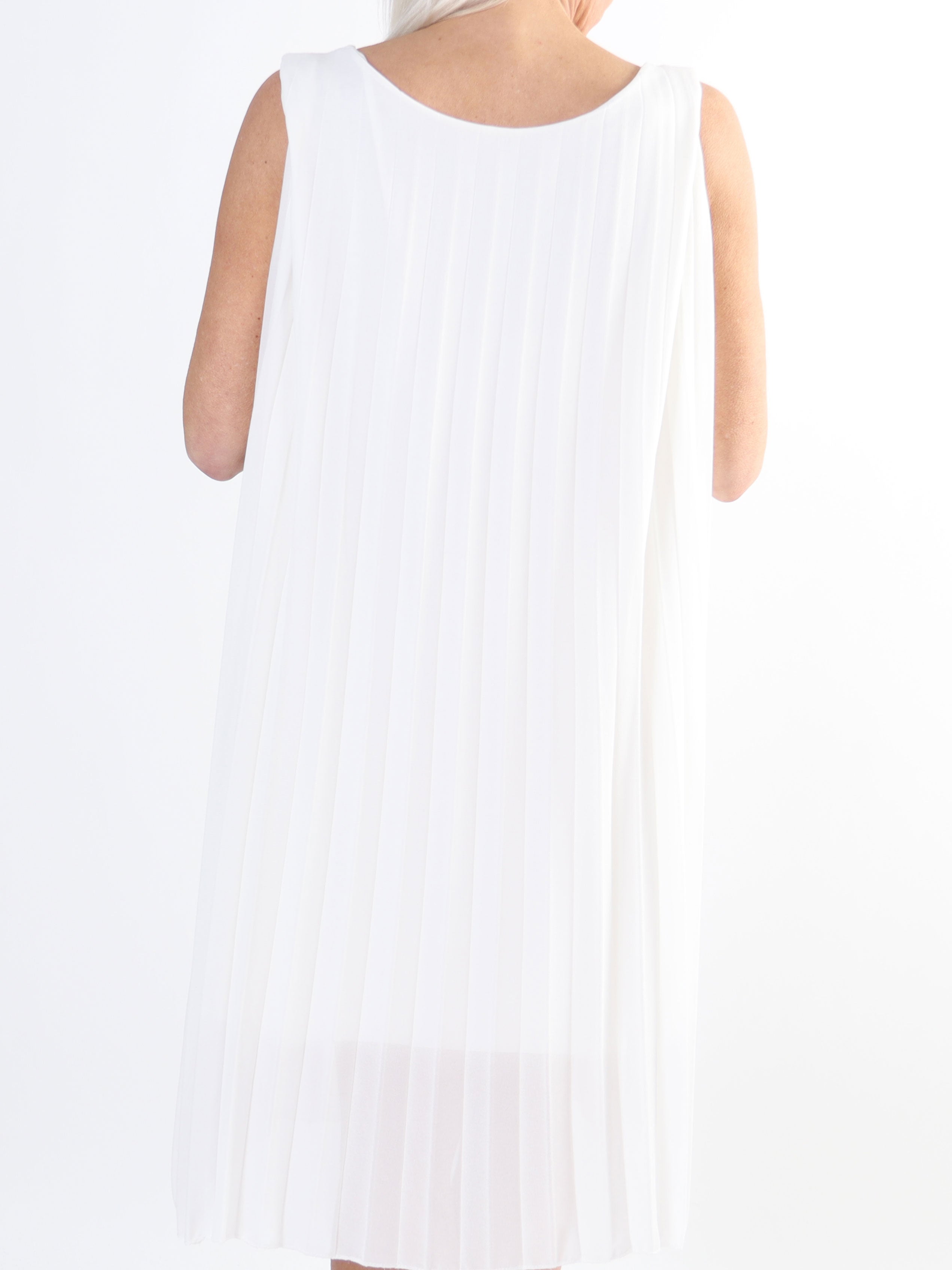 Saline - Söt plus size klänning i veckad chiffong ärmlös