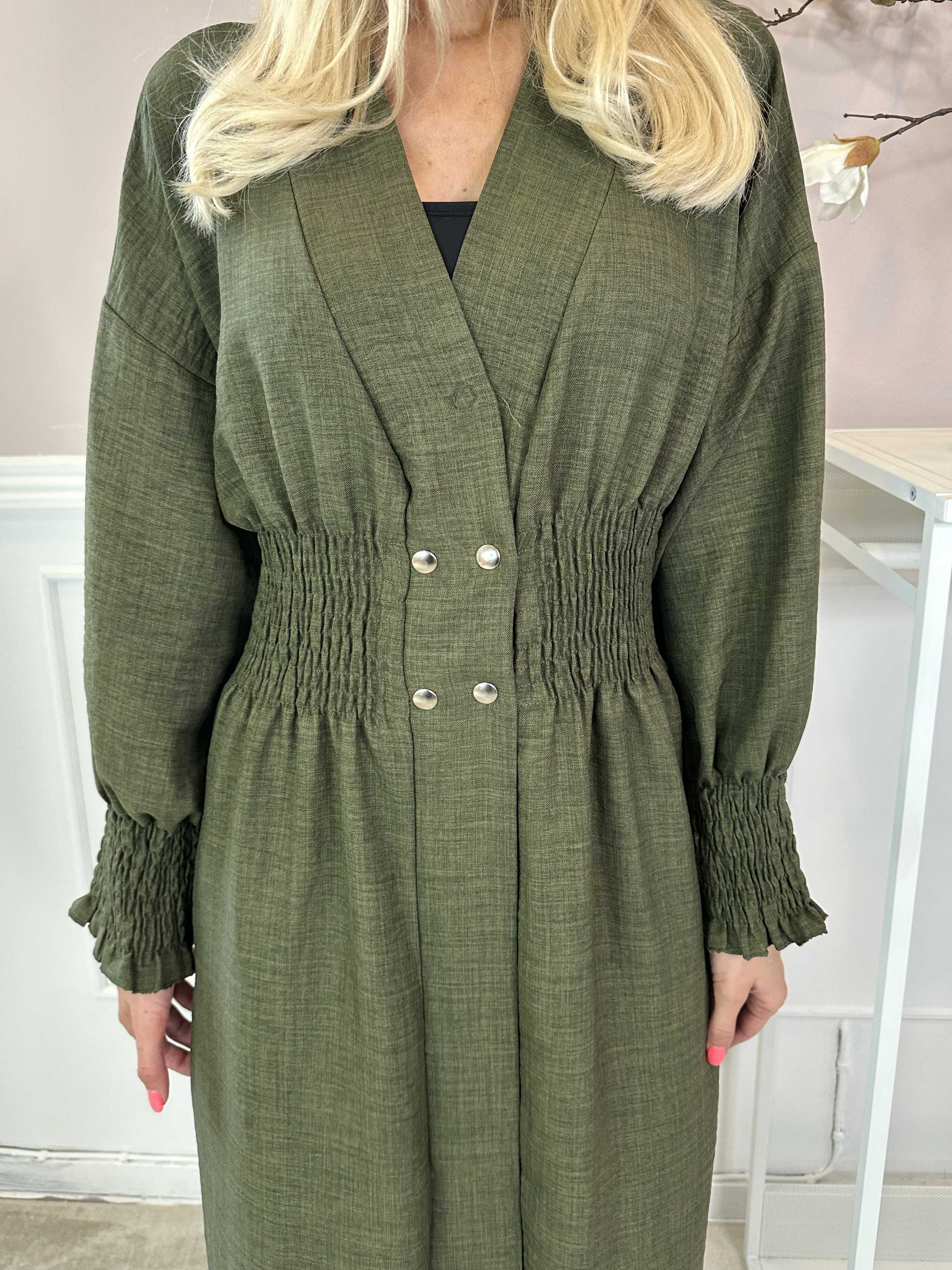 Samara - Söt klänning med smock och knappar