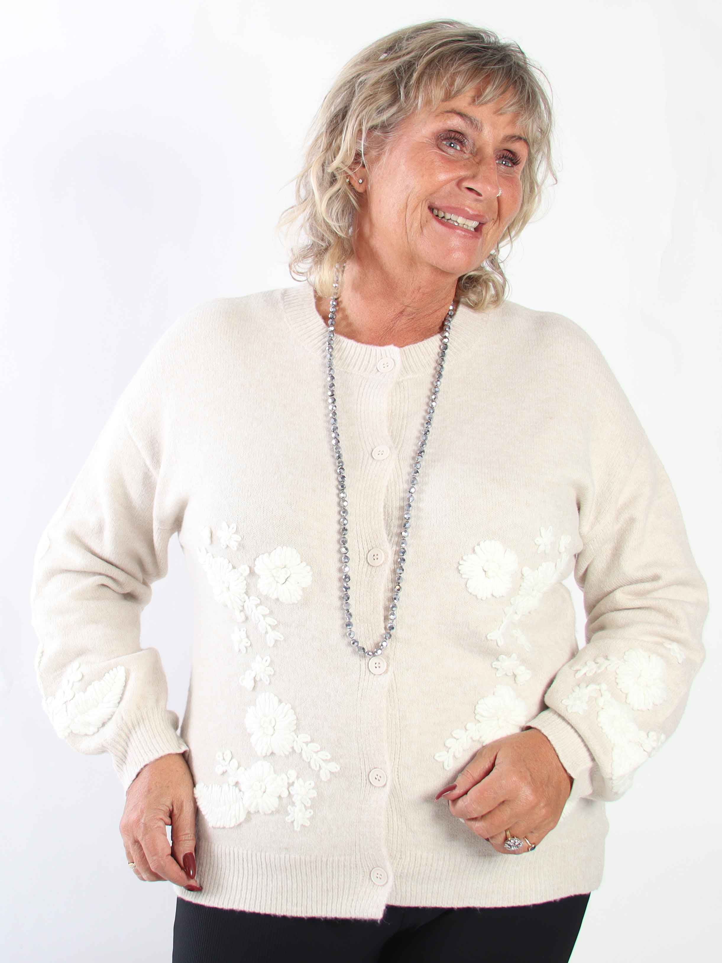 Sehra - Stickad kofta i plus size med fina ballongärmar och vackert broderade blommor