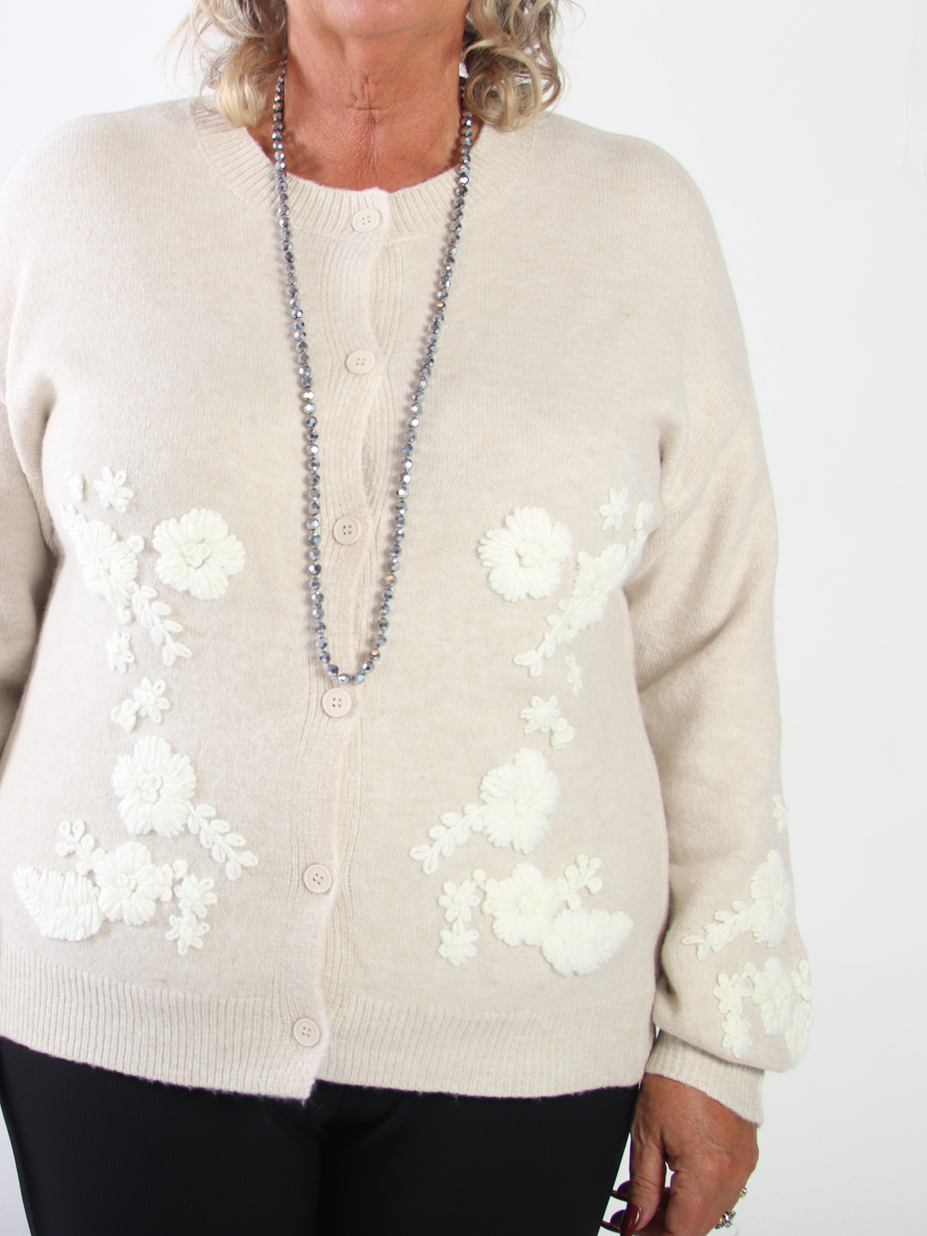 Sehra - Stickad kofta i plus size med fina ballongärmar och vackert broderade blommor