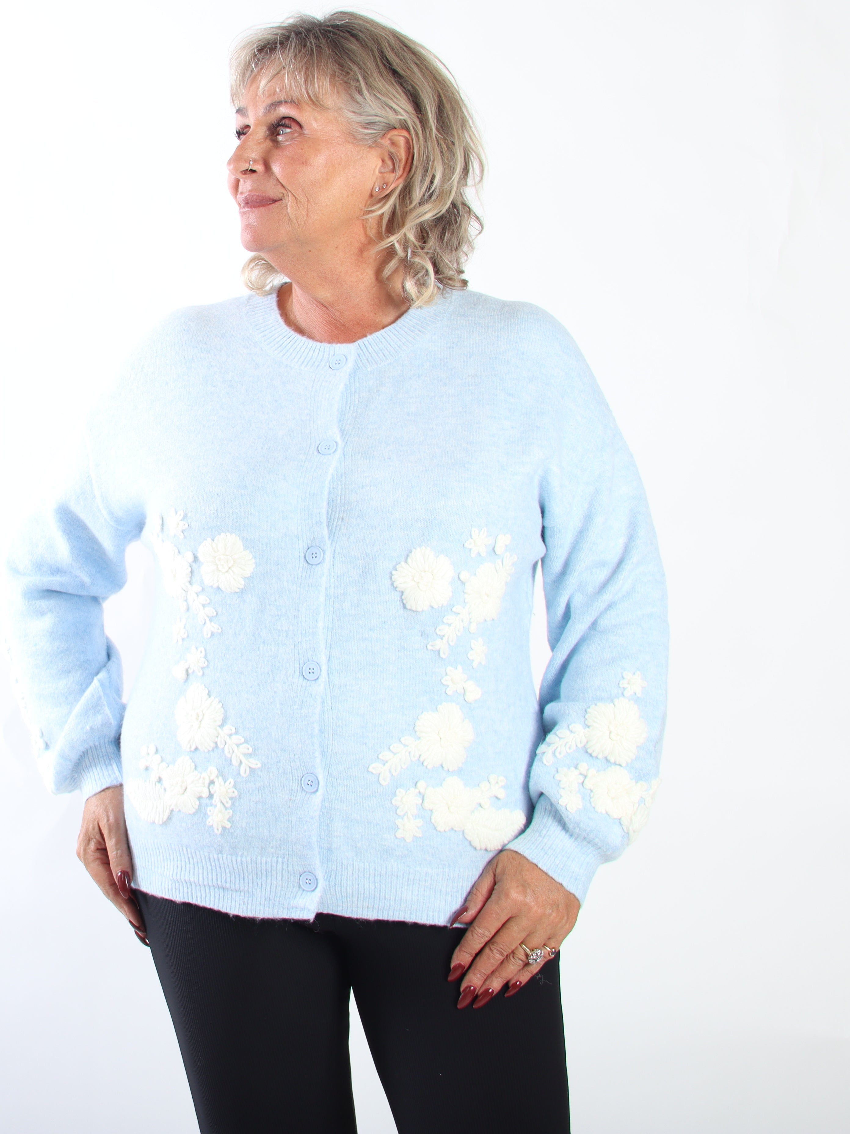 Sehra - Stickad kofta i plus size med fina ballongärmar och vackert broderade blommor