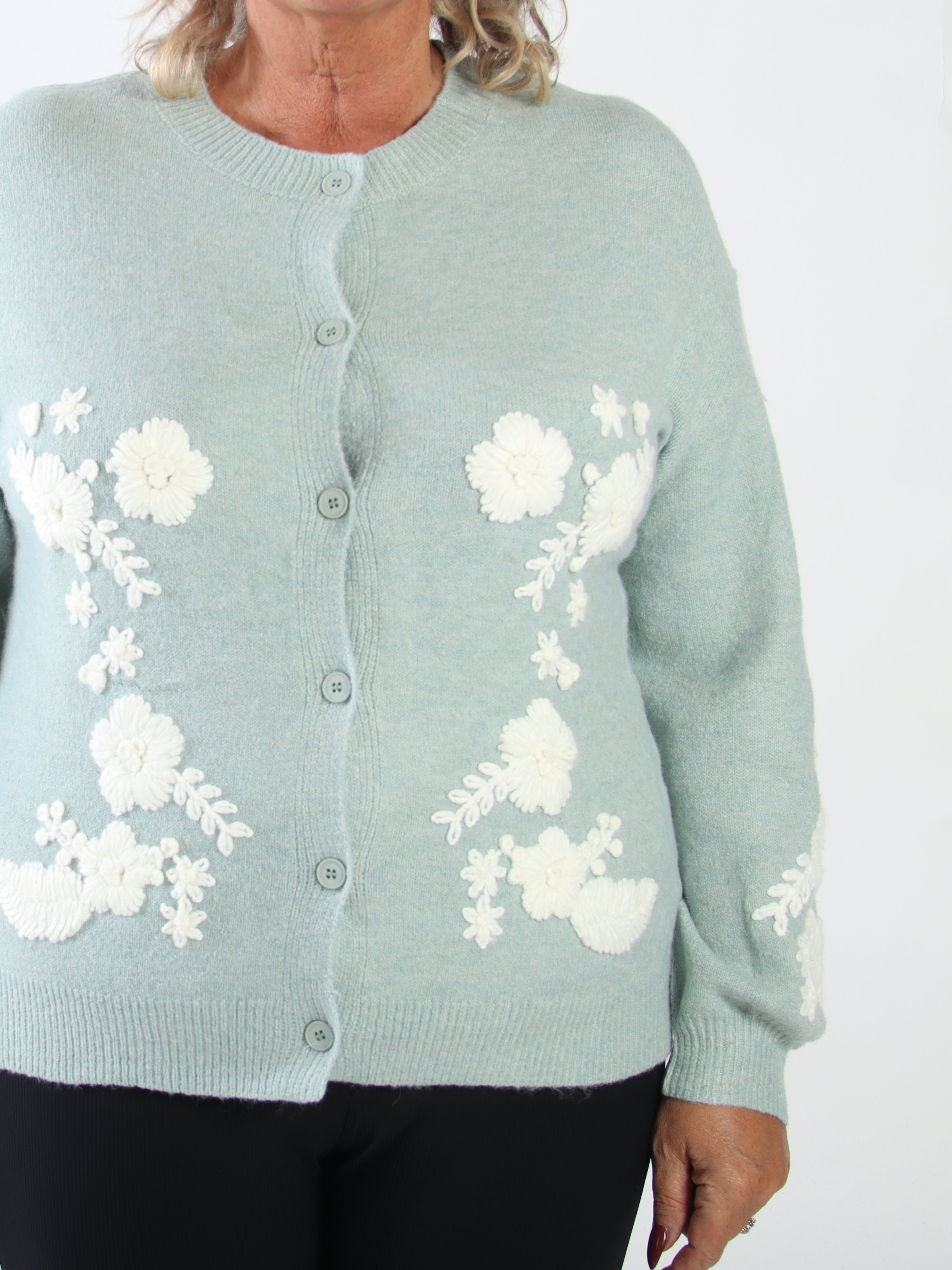 Sehra - Stickad kofta i plus size med fina ballongärmar och vackert broderade blommor