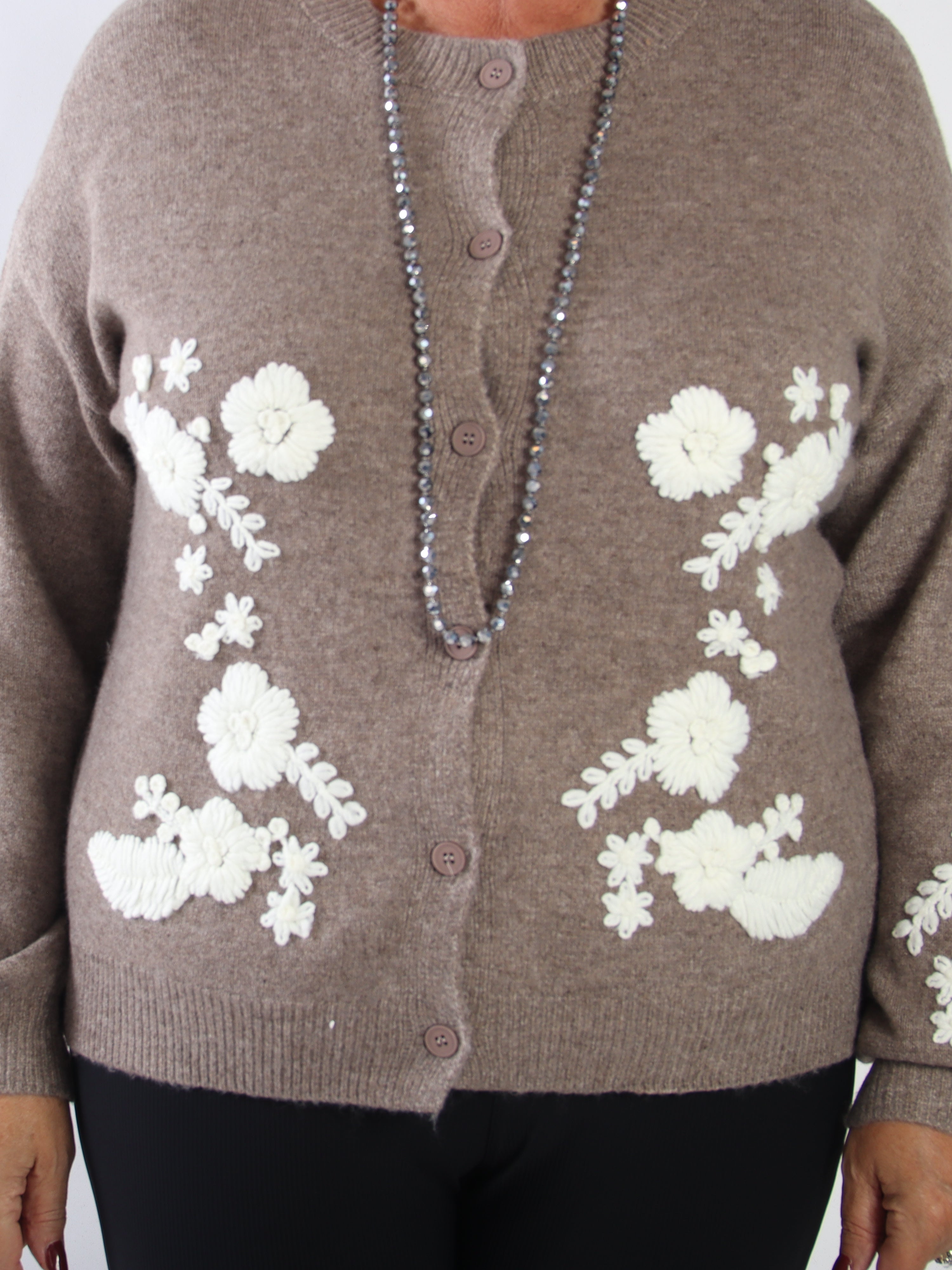 Sehra - Stickad kofta i plus size med fina ballongärmar och vackert broderade blommor