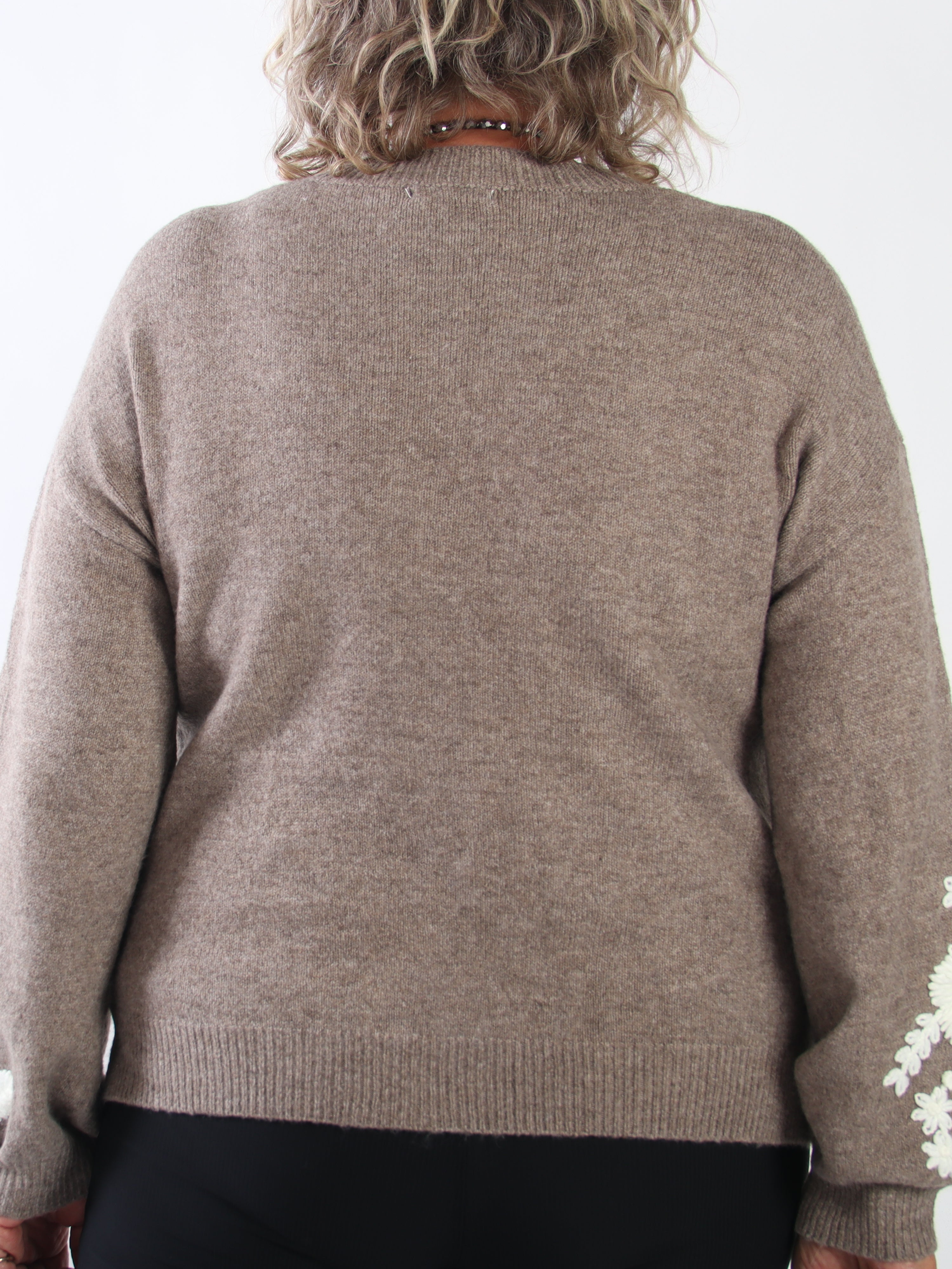 Sehra - Stickad kofta i plus size med fina ballongärmar och vackert broderade blommor