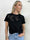 Selma - T-shirt i bomull med broderade detaljer och fuskpäls på bröstet
