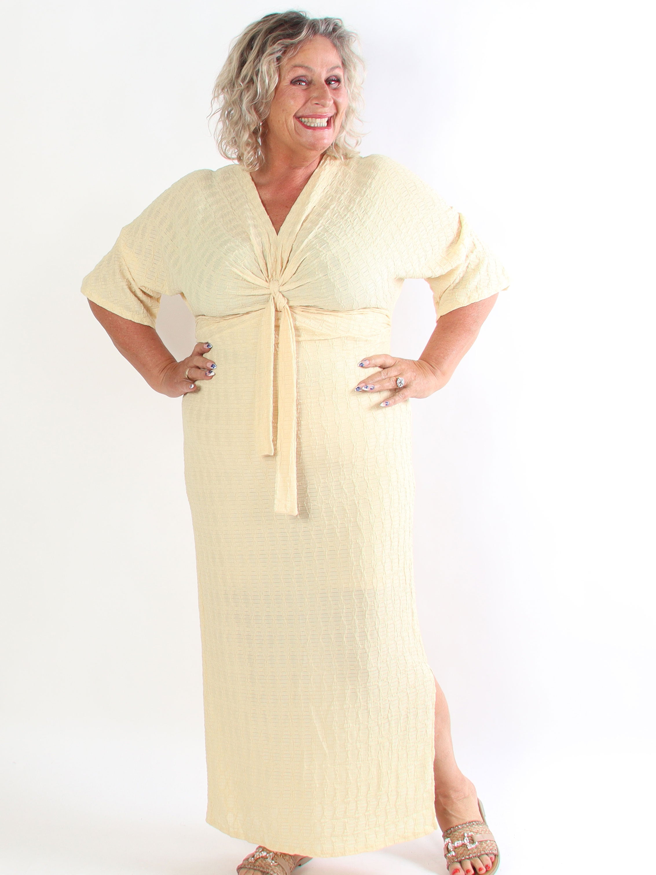Selvina - Lang blød og elastisk plus size kjole med knudedetalje og bindebånd
